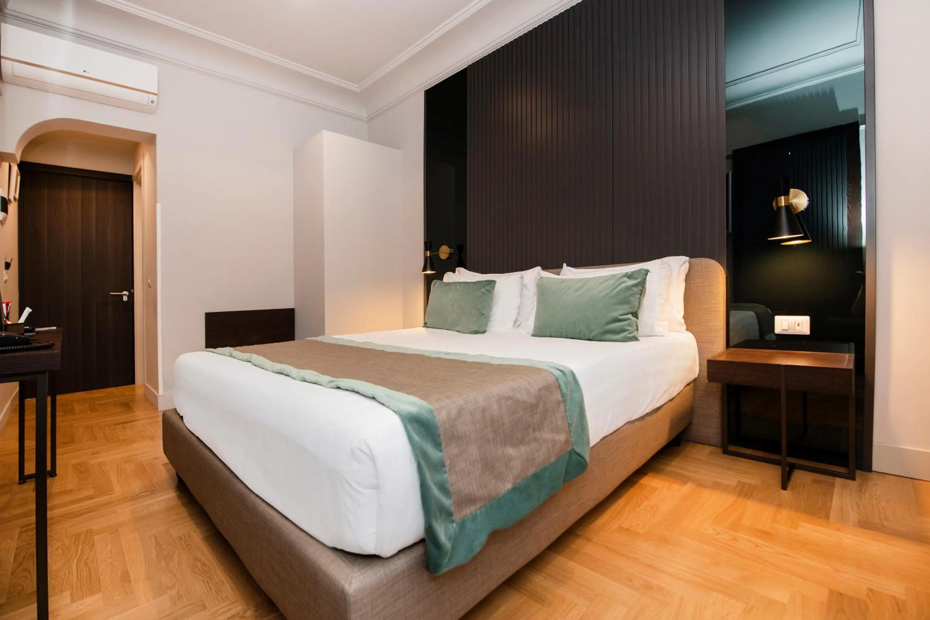 Bed in Hotel 77 Seventy-Seven - Maison D'Art Collection