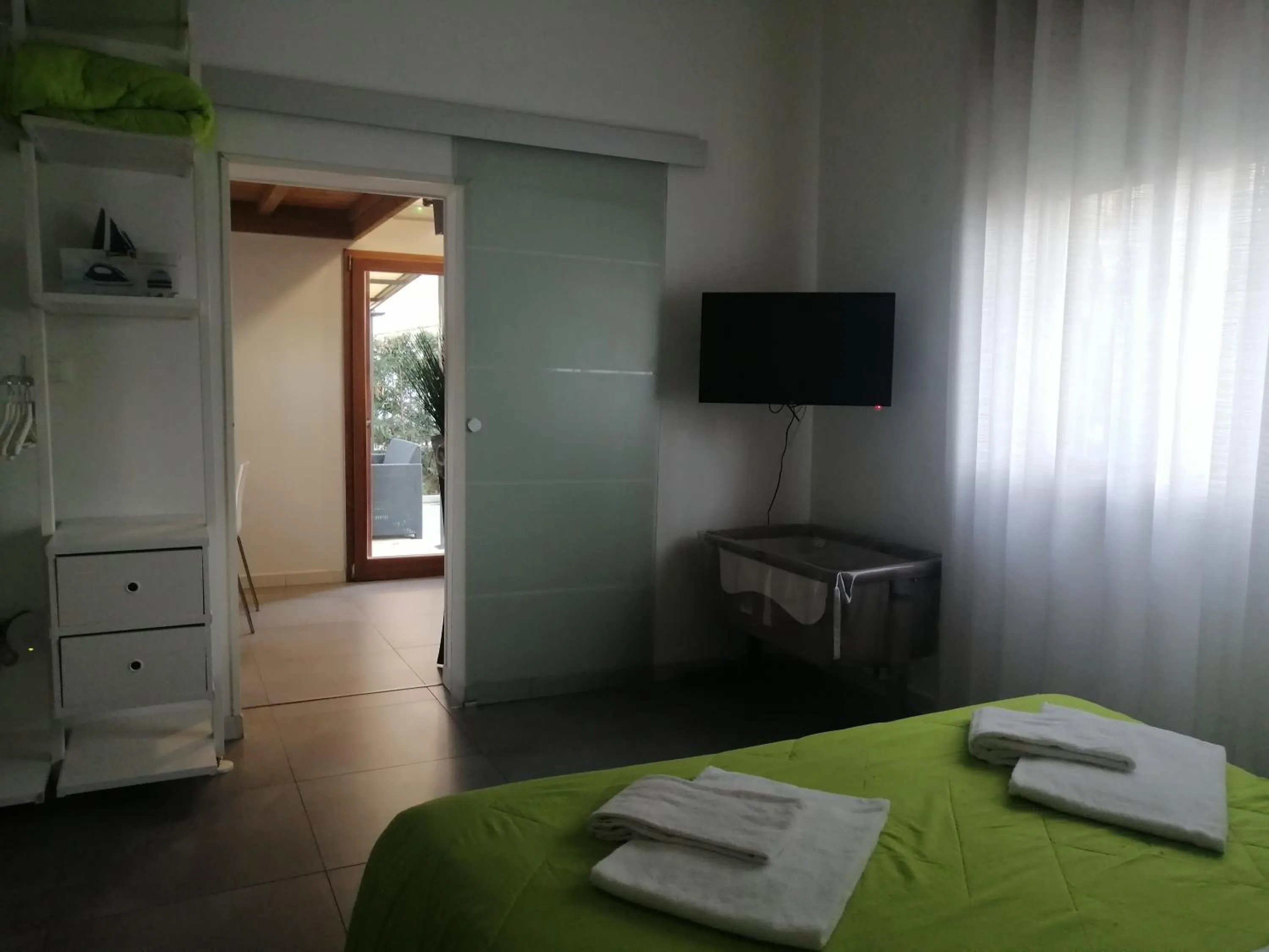 Bedroom, Bed in GreenColors DEPENDANCE