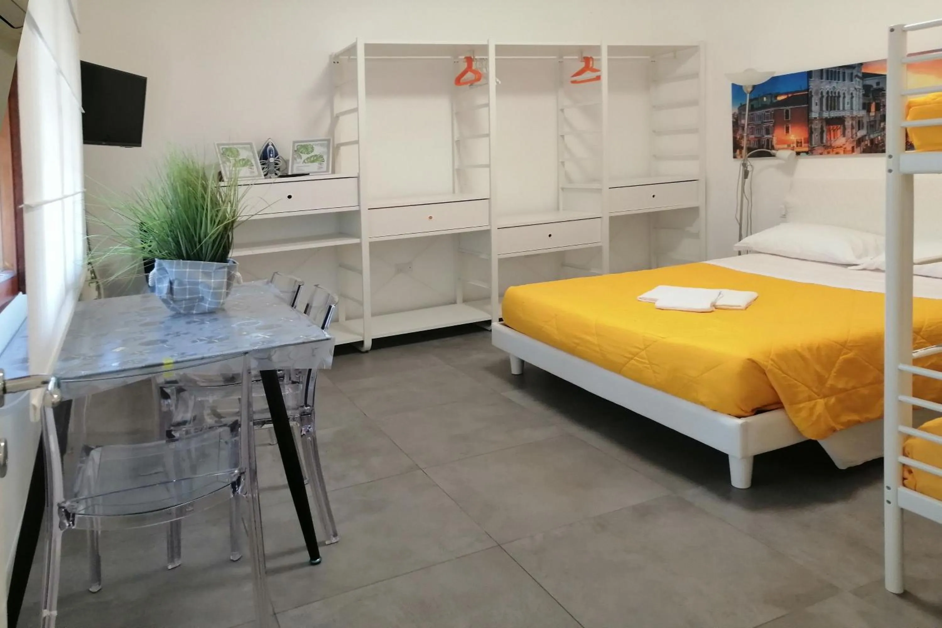 Photo of the whole room, Bed in GreenColors DEPENDANCE