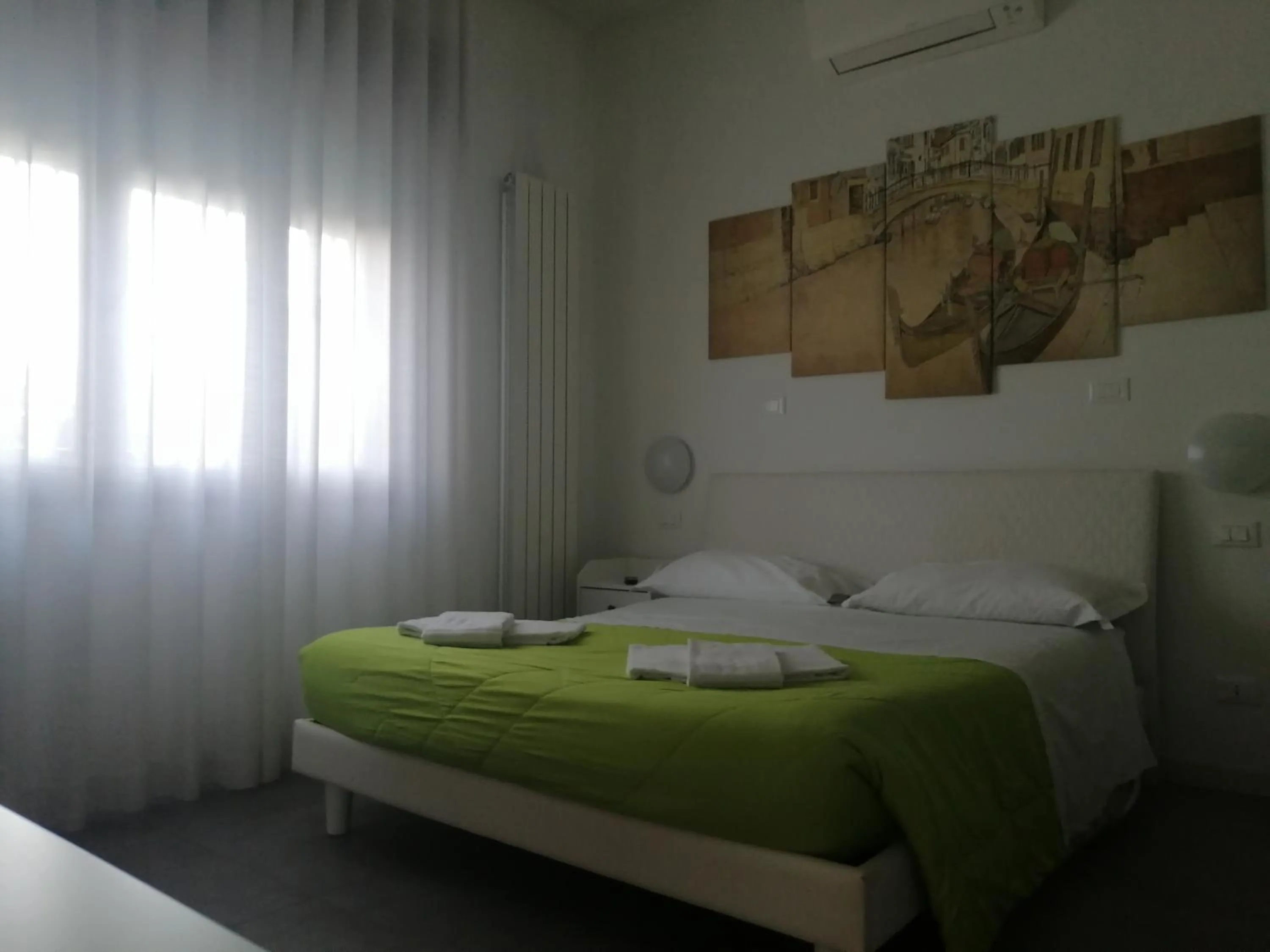 Bedroom, Bed in GreenColors DEPENDANCE