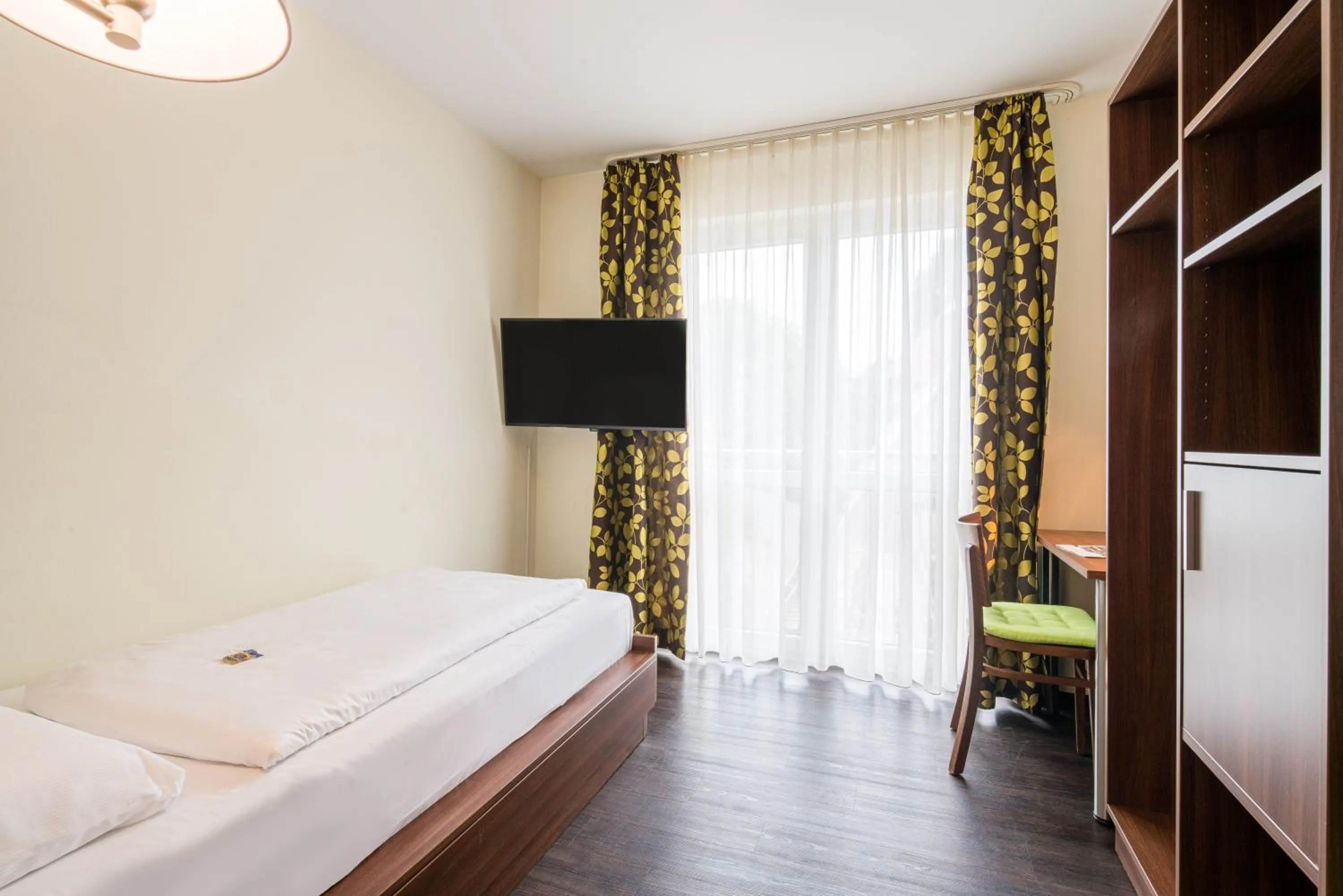 Photo of the whole room, Bed in Hotel Knorz