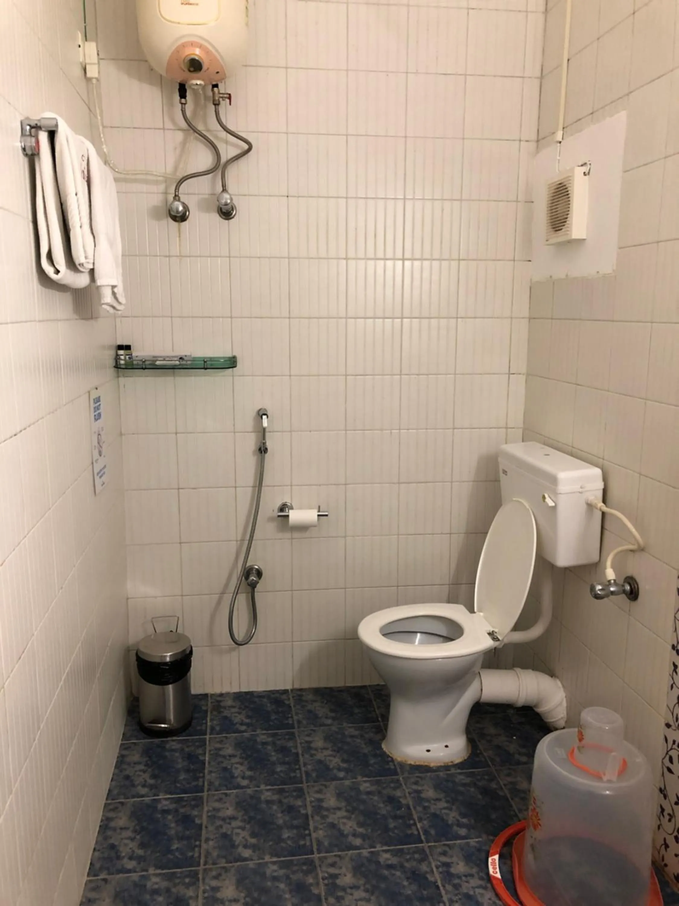 Bathroom in Hotel Saluja