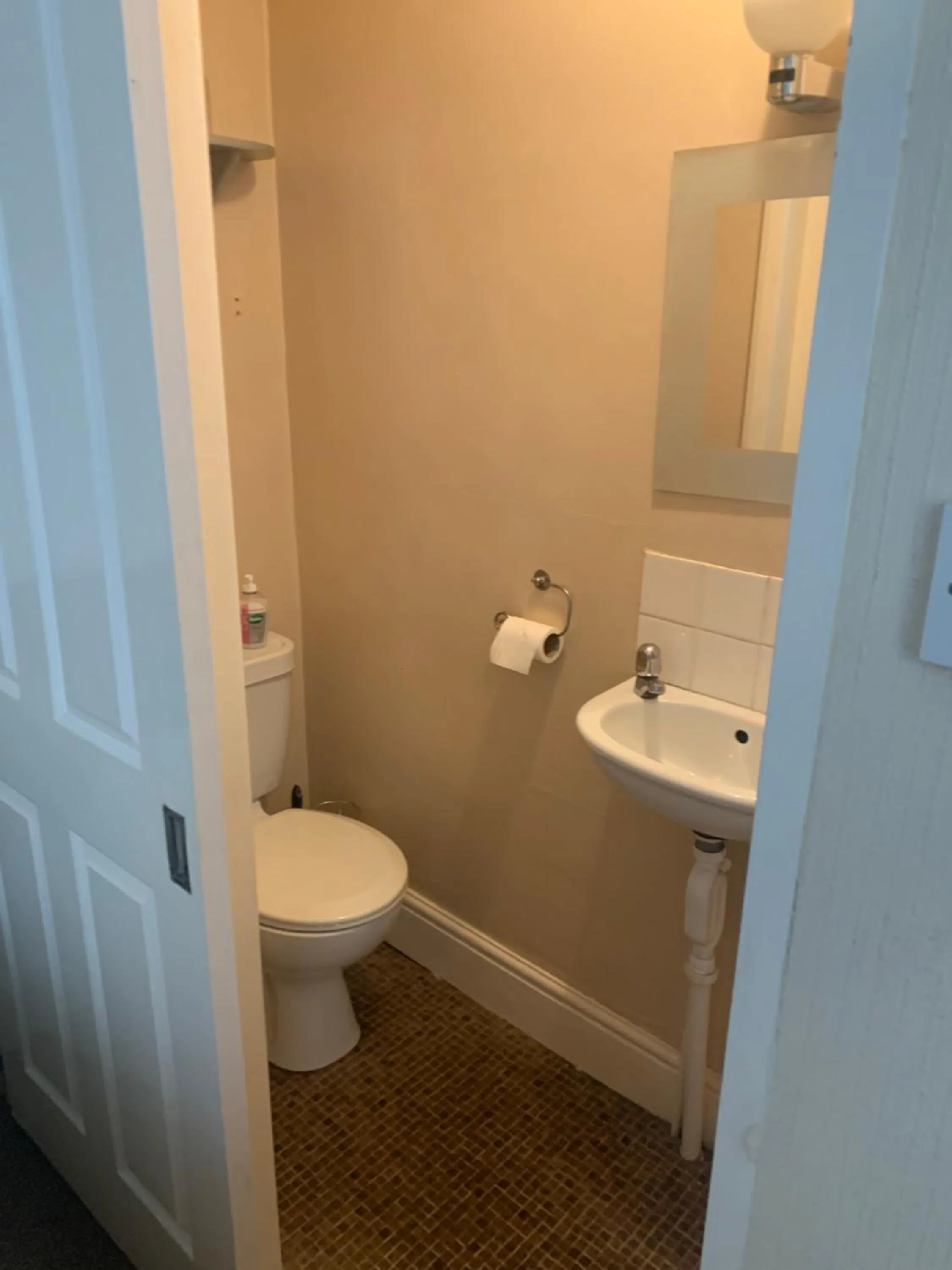 Toilet in roosevelt lodge