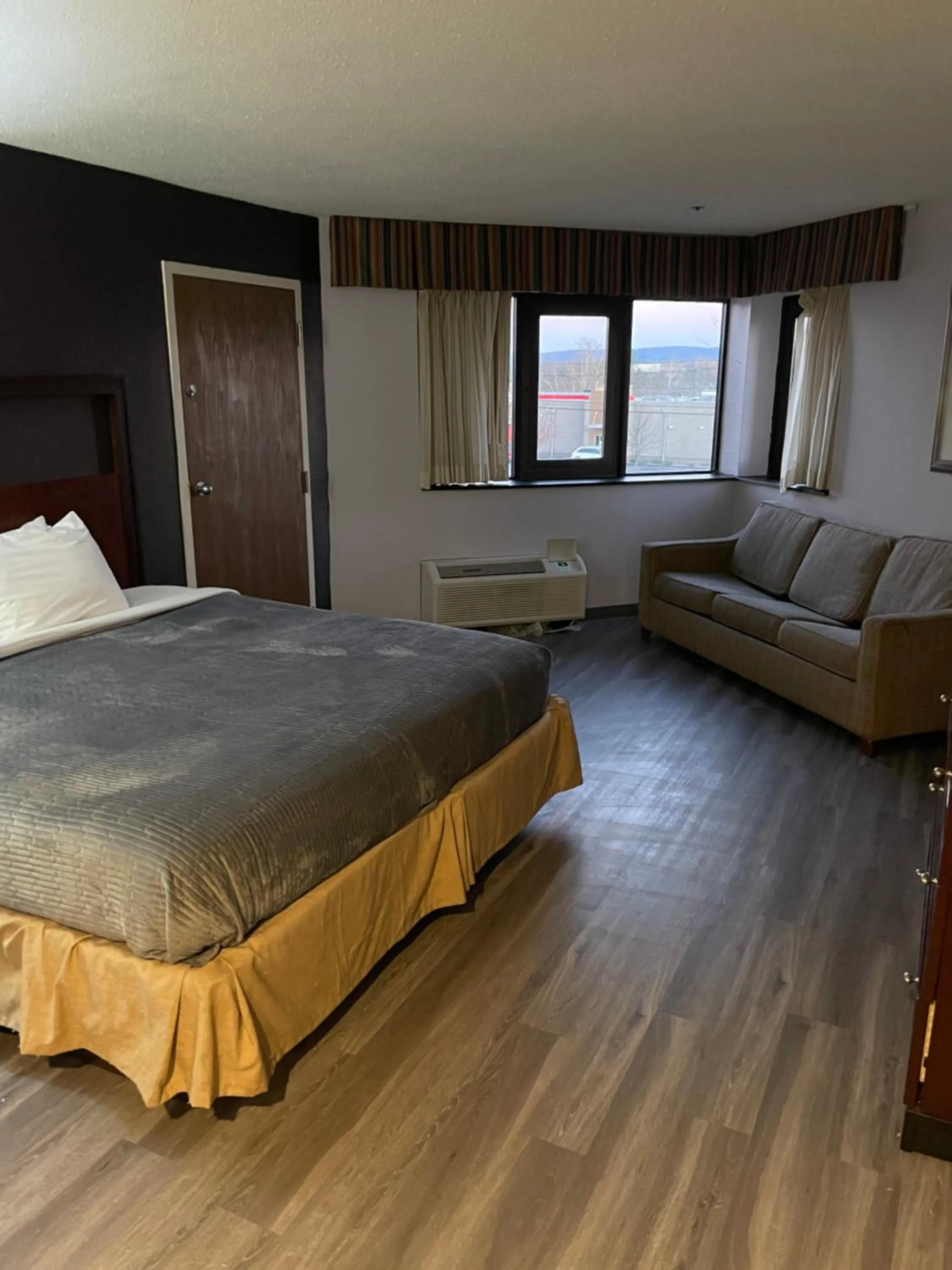 Bed in Apm Inn & Suites