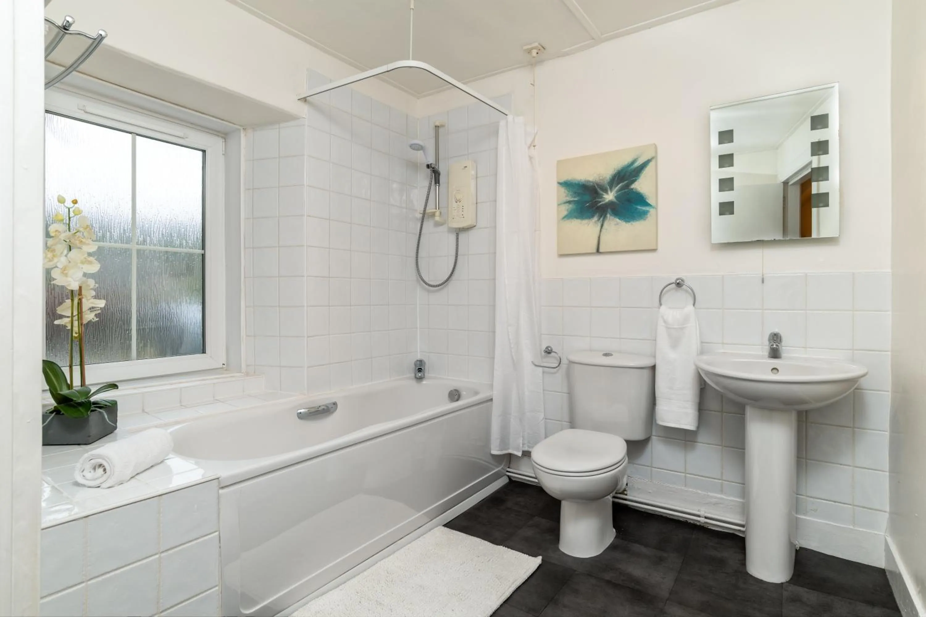 Bathroom in The Green Inn Rooms