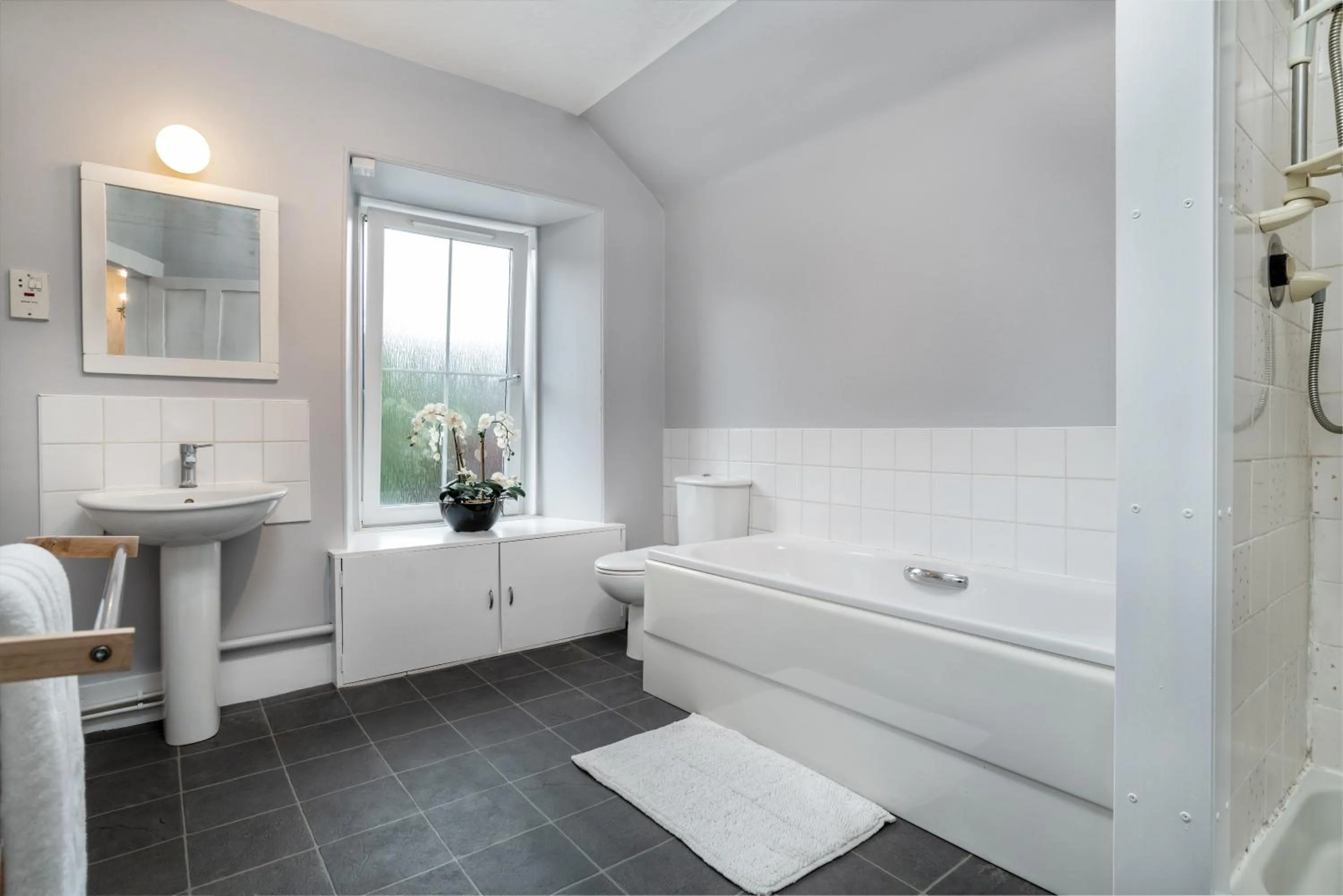 Bathroom in The Green Inn Rooms