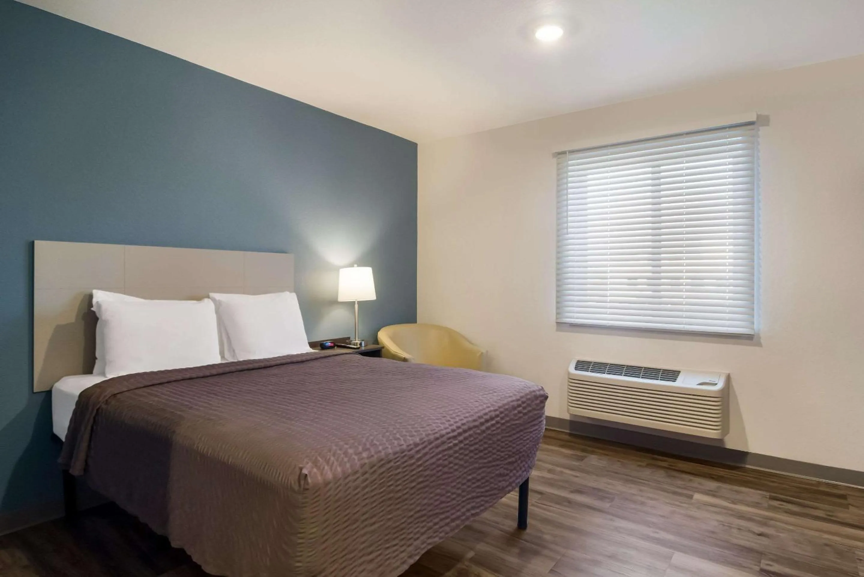 Bedroom, Bed in WoodSpring Suites Jacksonville - South