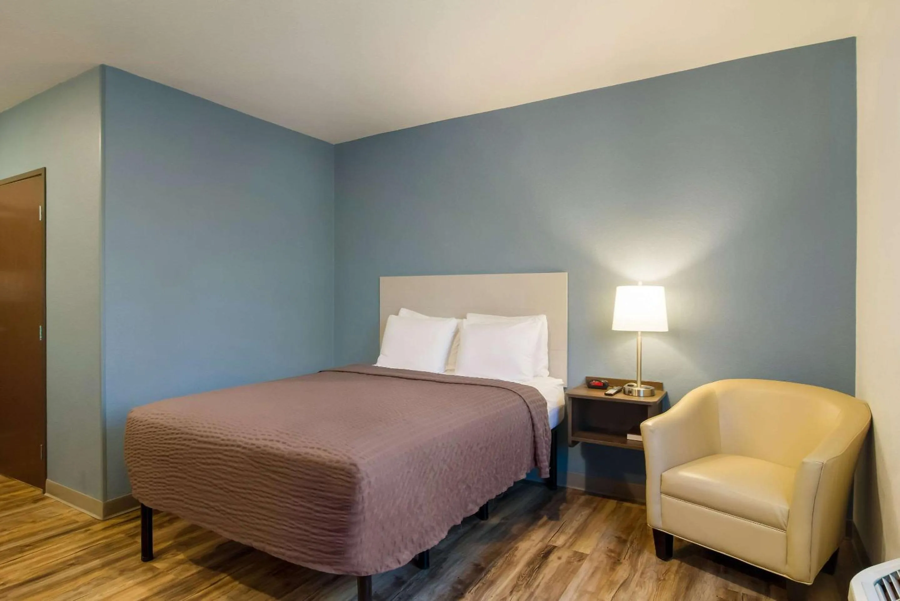 Bedroom, Bed in WoodSpring Suites Jacksonville - South