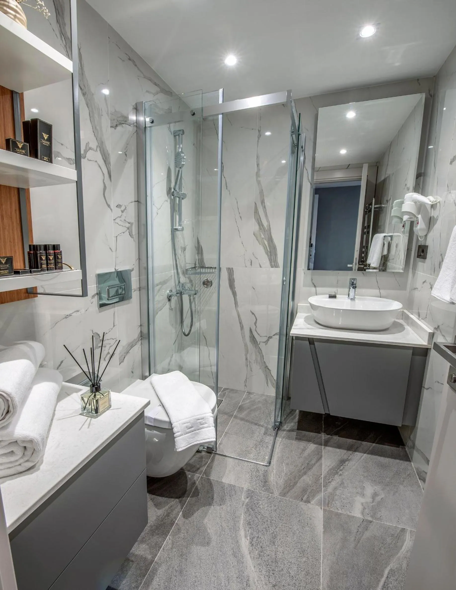Bathroom in Valente Suites&Hotel