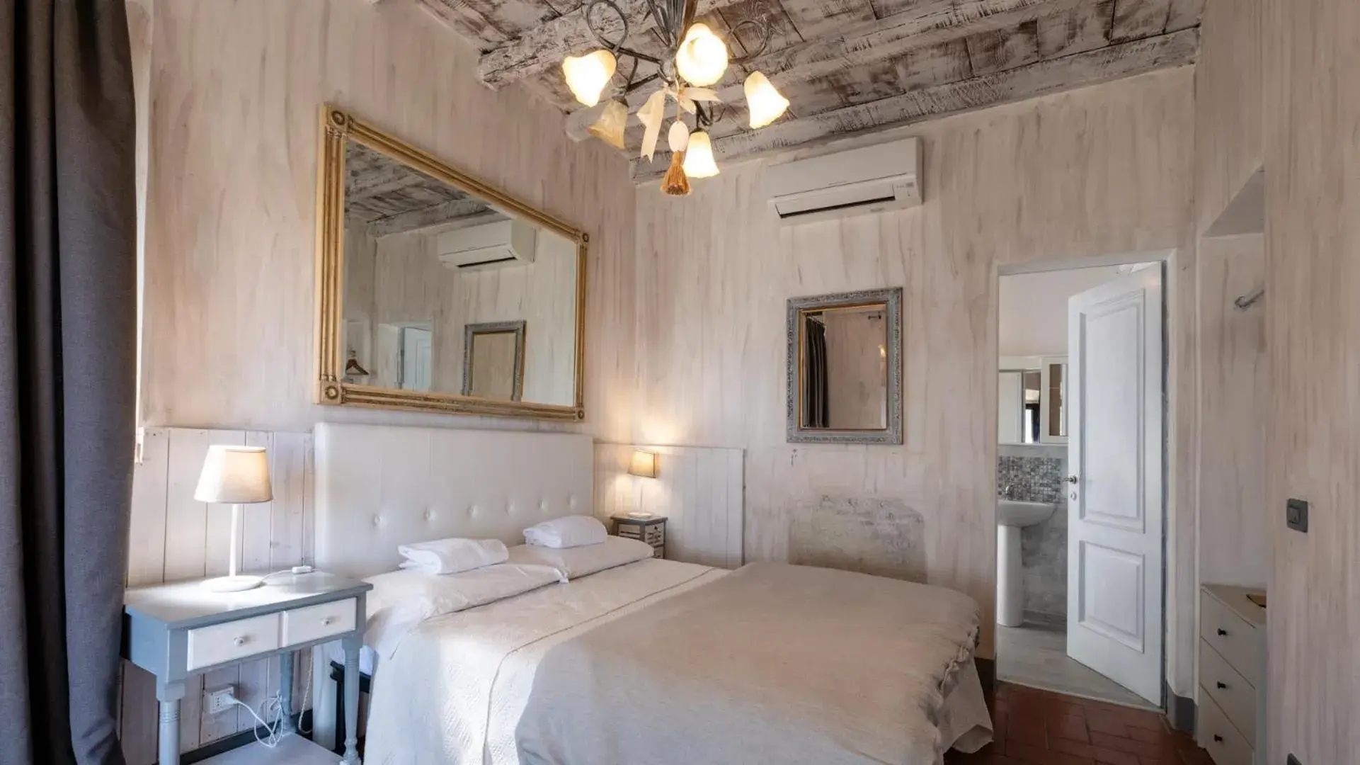 Standard Double Room in Il Castagnolo Country B&B Standard Double Room in Il Castagnolo Country B&B