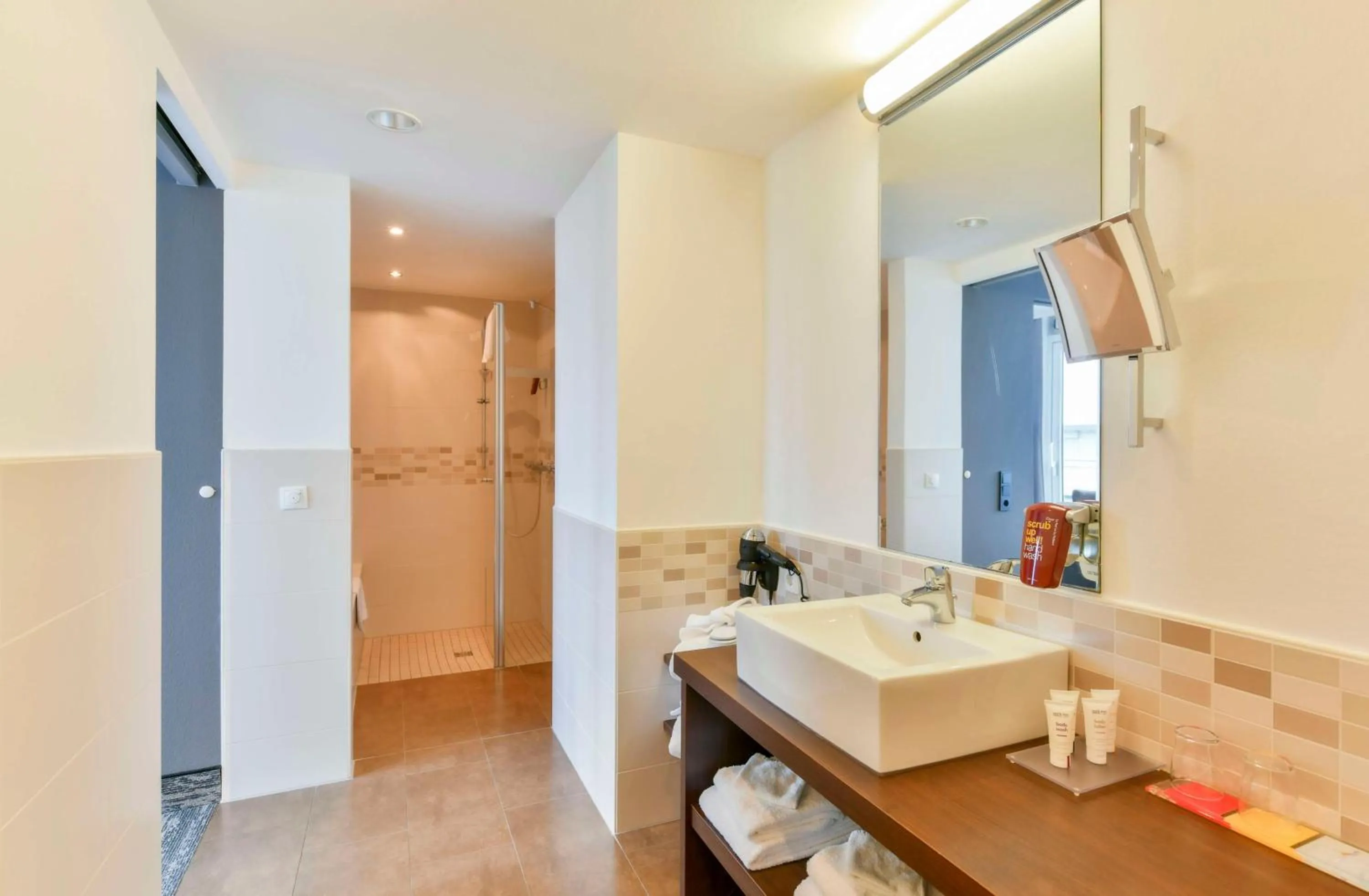 Bathroom, Bed in Best Western Plus Hotel Papenburg