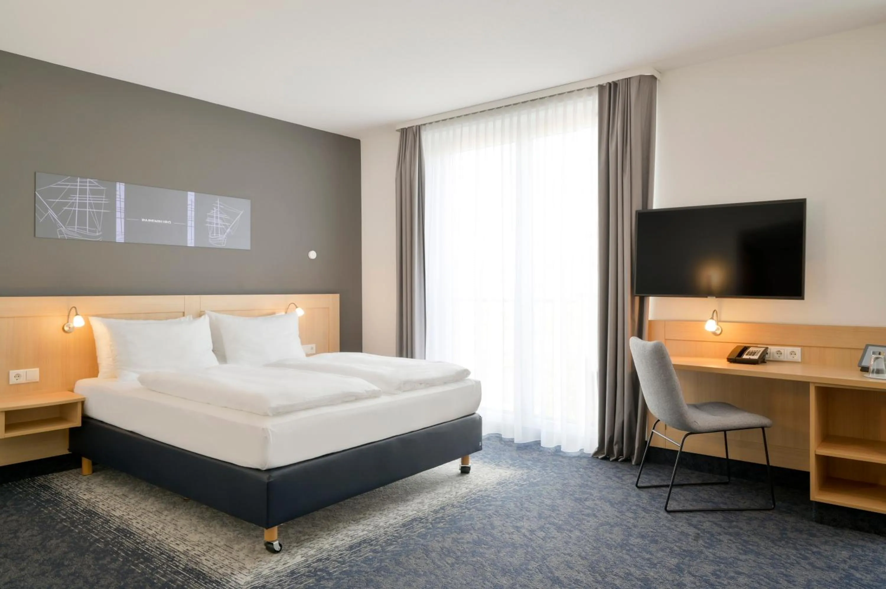 Queen Room with Roll-In Shower - single occupancy - Second Floor/Disability Access/Non-Smoking in Park Inn by Radisson Papenburg