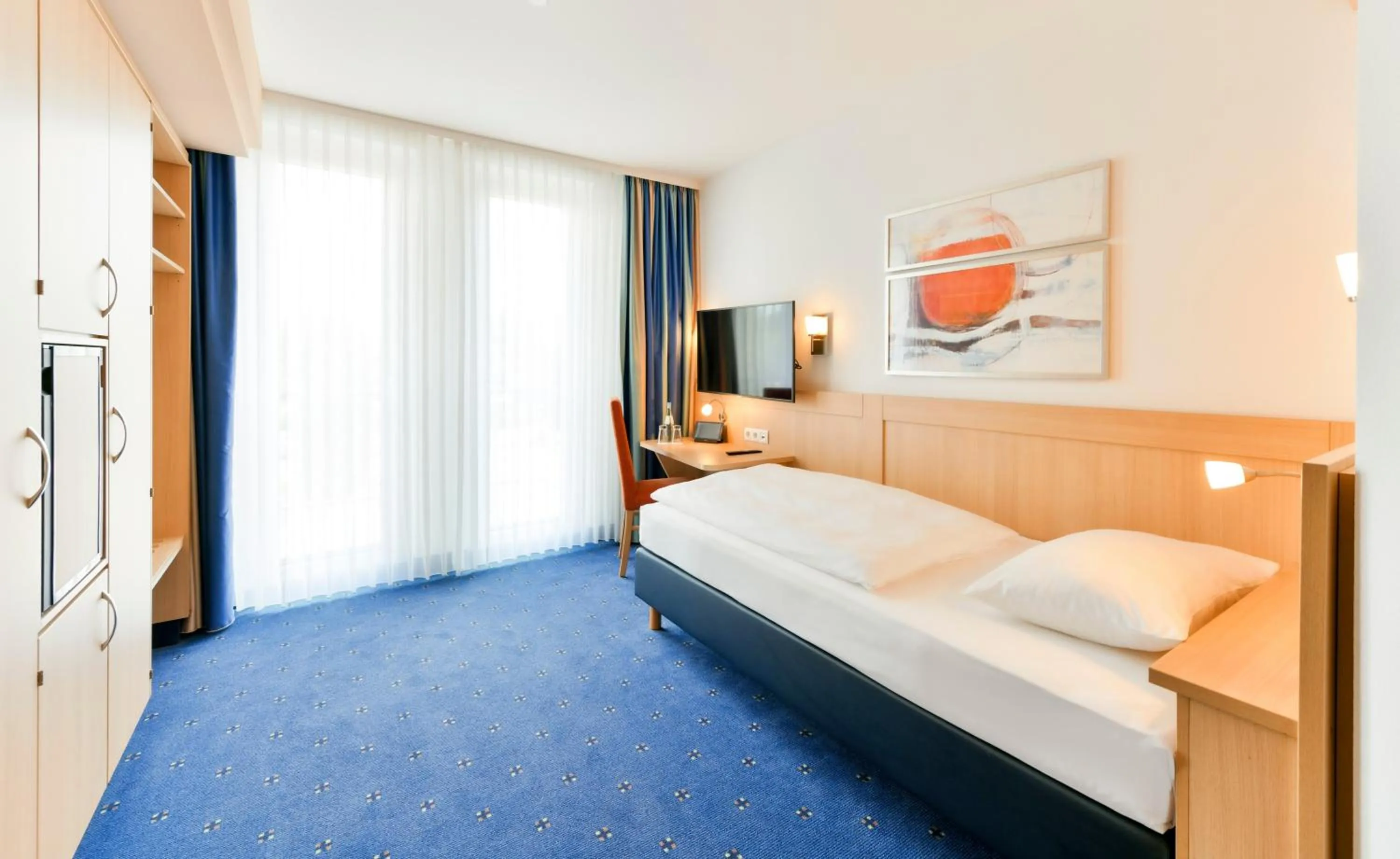 Single Room with Roll-In Shower - single occupancy - First Floor/Disability Access/Non-Smoking in Park Inn by Radisson Papenburg
