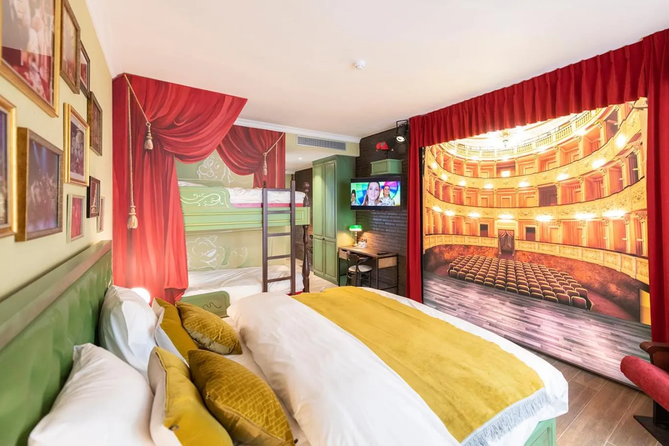 Superior Quadruple Room in Theater Hotel