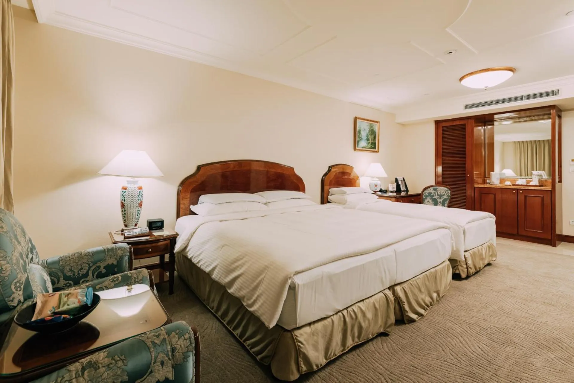 Bed in Evergreen Laurel Hotel Taipei