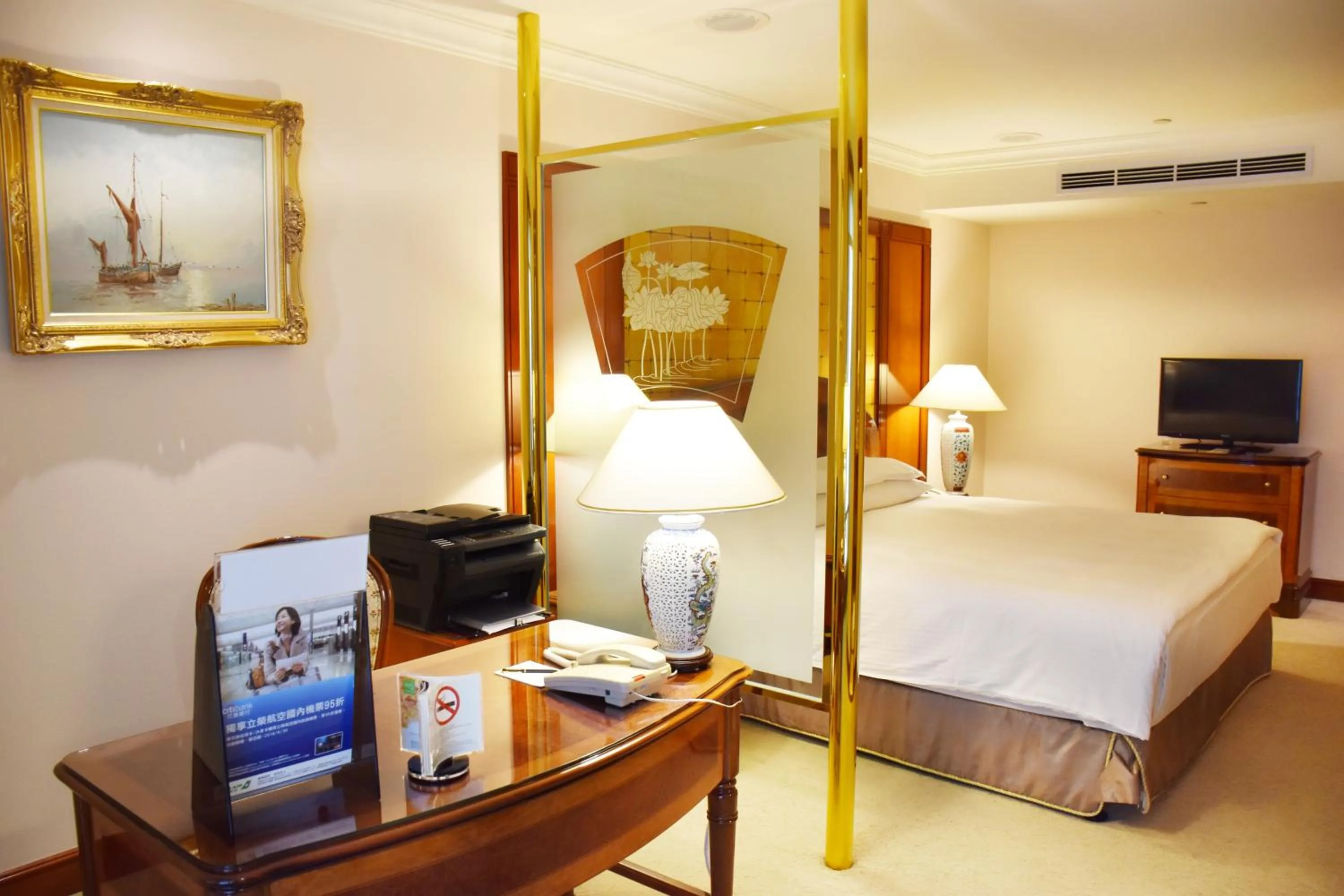 Bed in Evergreen Laurel Hotel Taipei