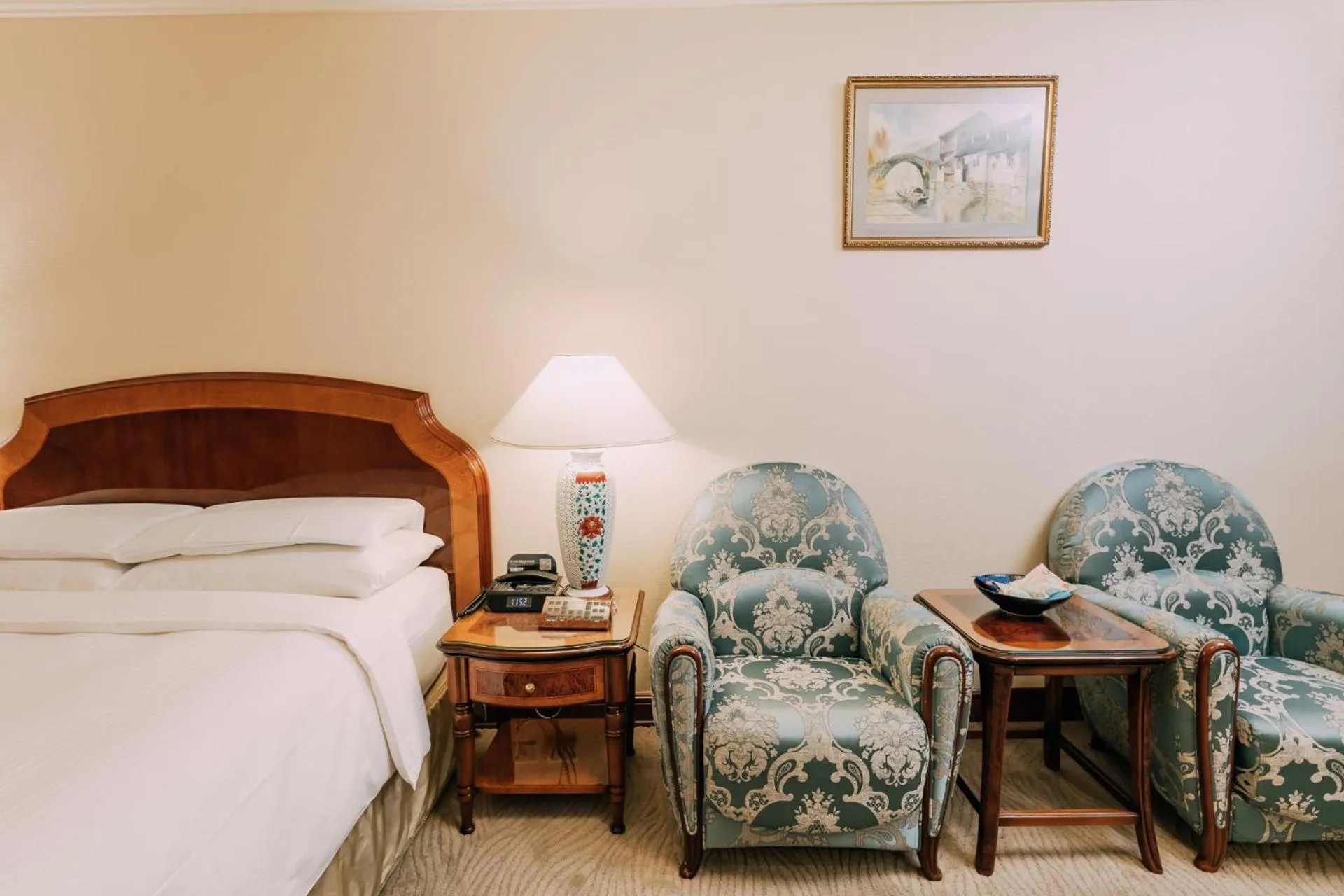 Bed in Evergreen Laurel Hotel Taipei