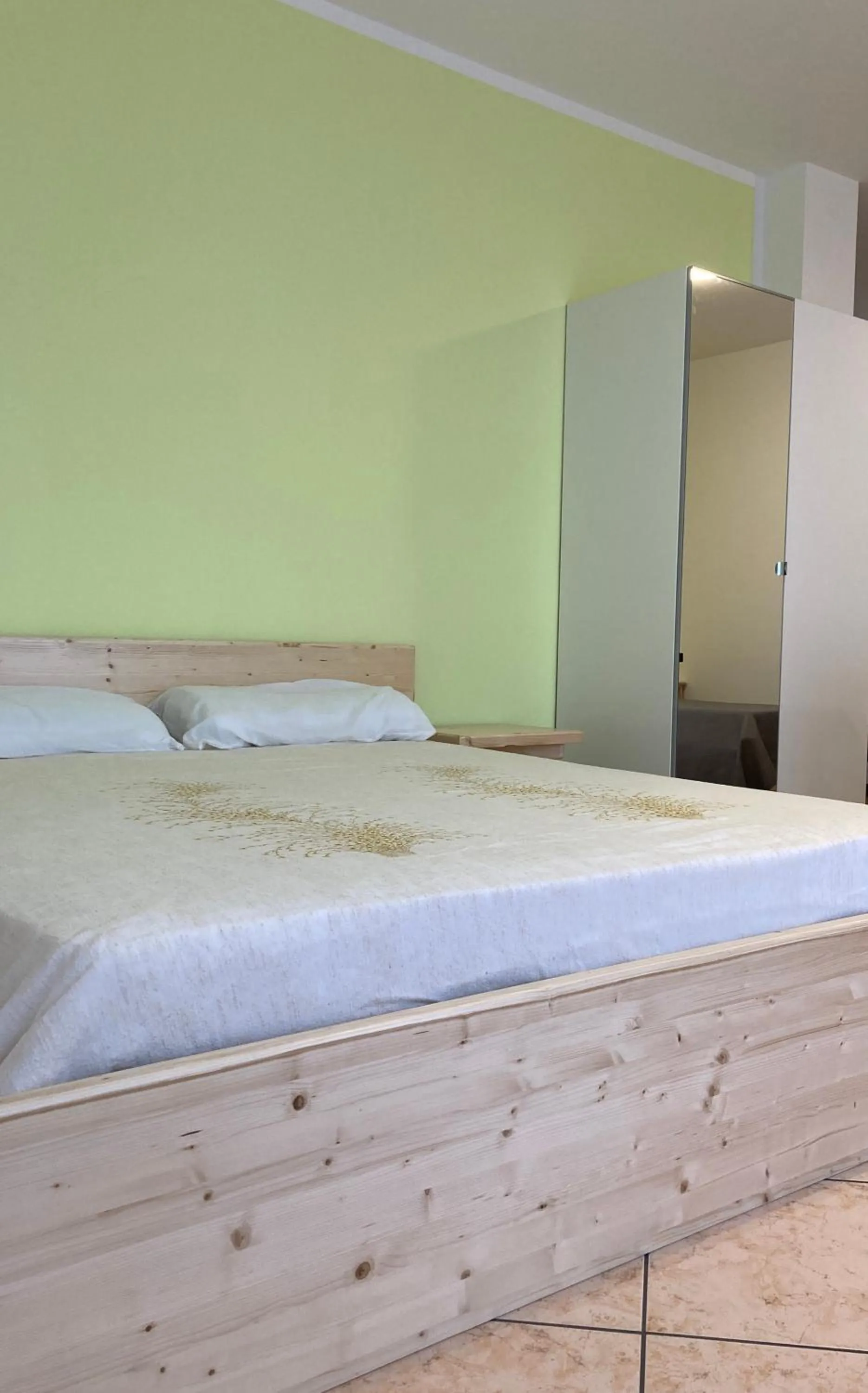 Bedroom, Bed in Lavini