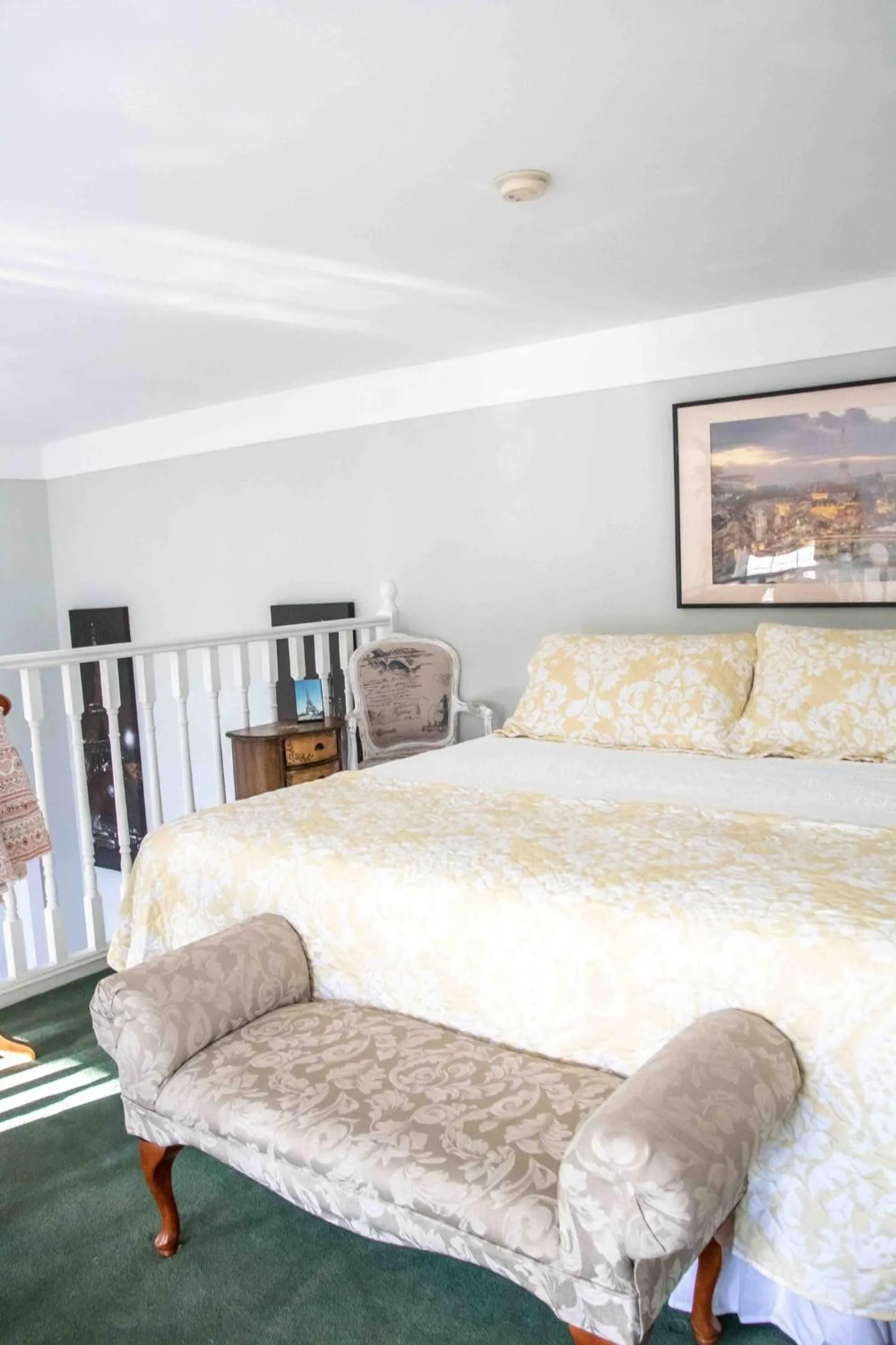 Bed in The Jypsy Inn Chambre Damour Bracebridge