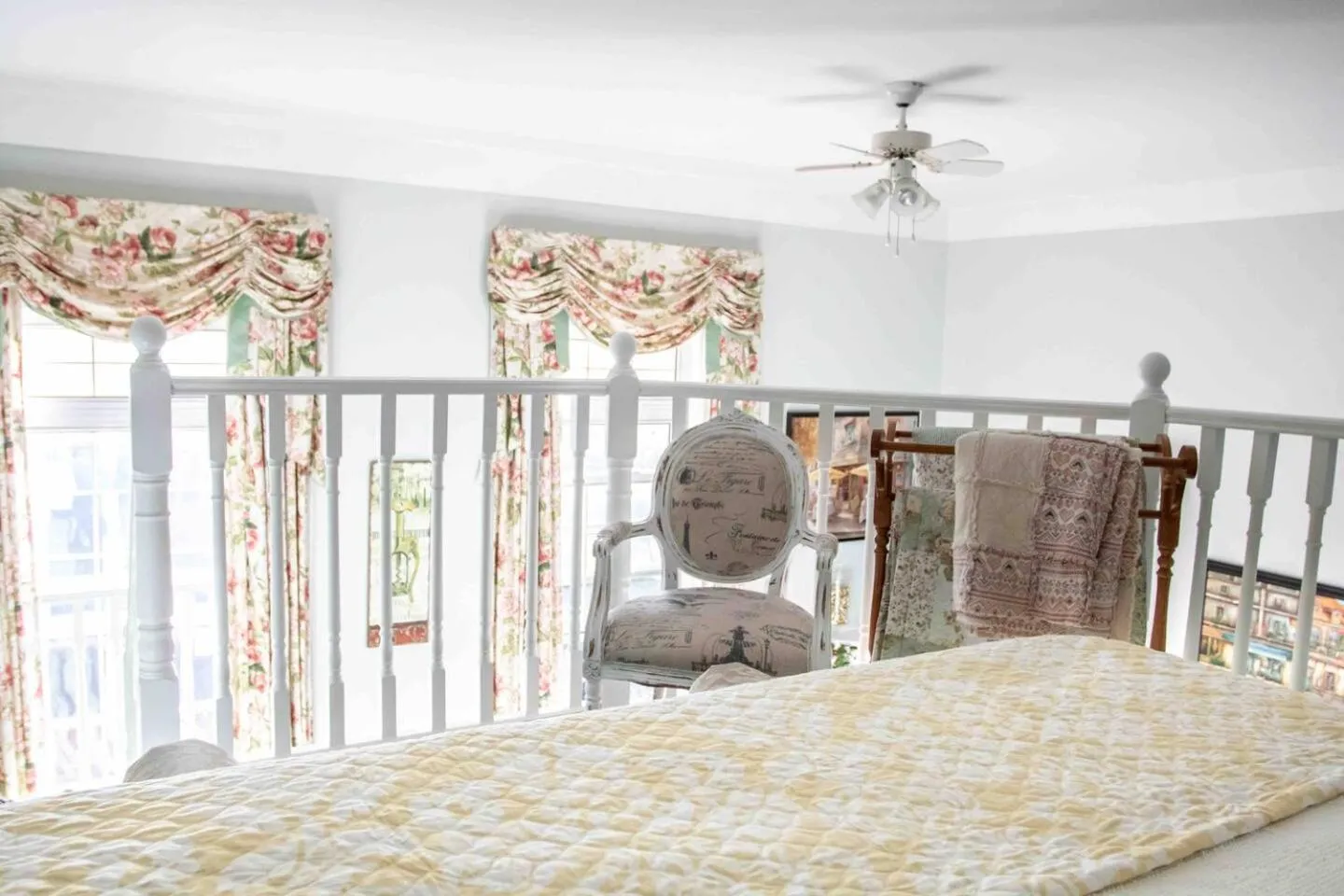 Bed in The Jypsy Inn Chambre Damour Bracebridge