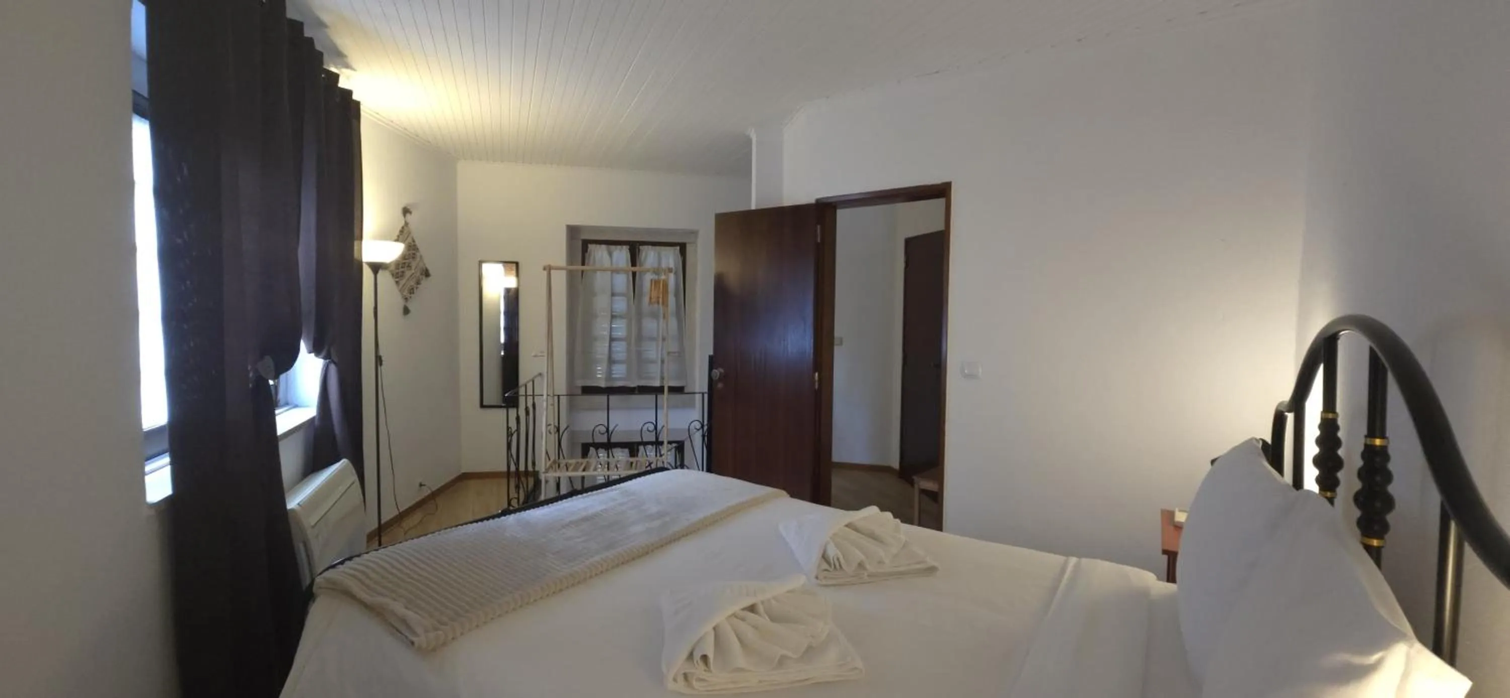 Bedroom, Bed in Casas da Biquinha