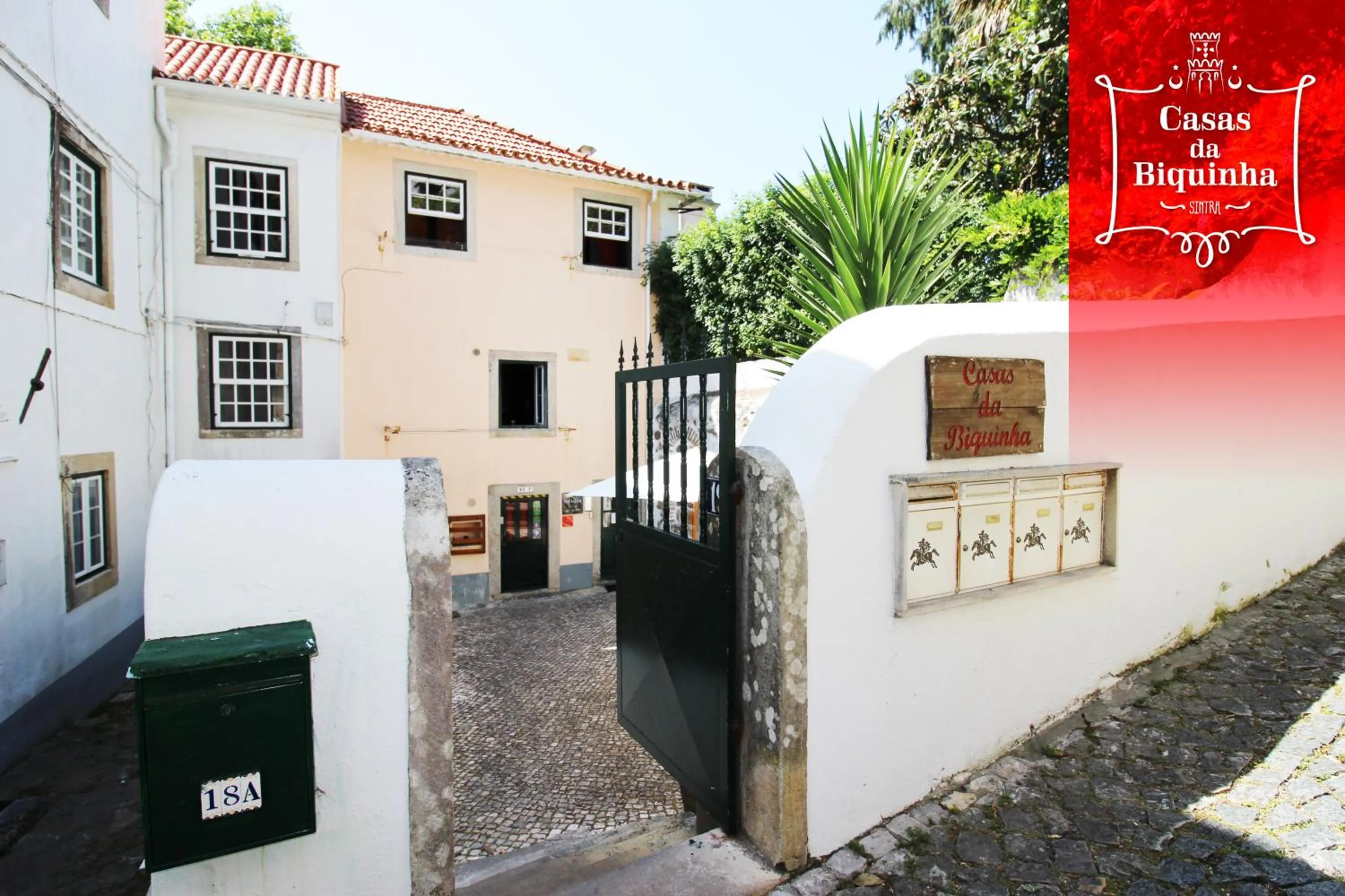 Facade/entrance in Casas da Biquinha