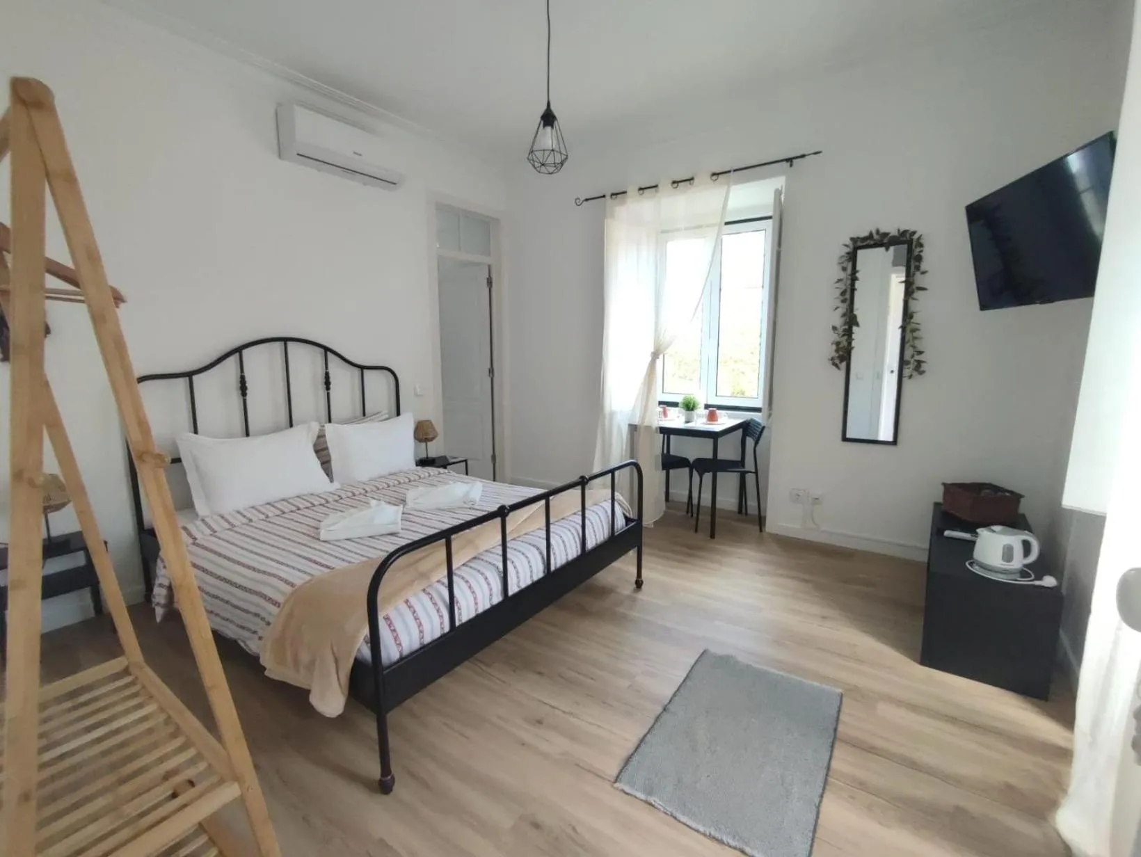 Bedroom, Bed in Casas da Biquinha