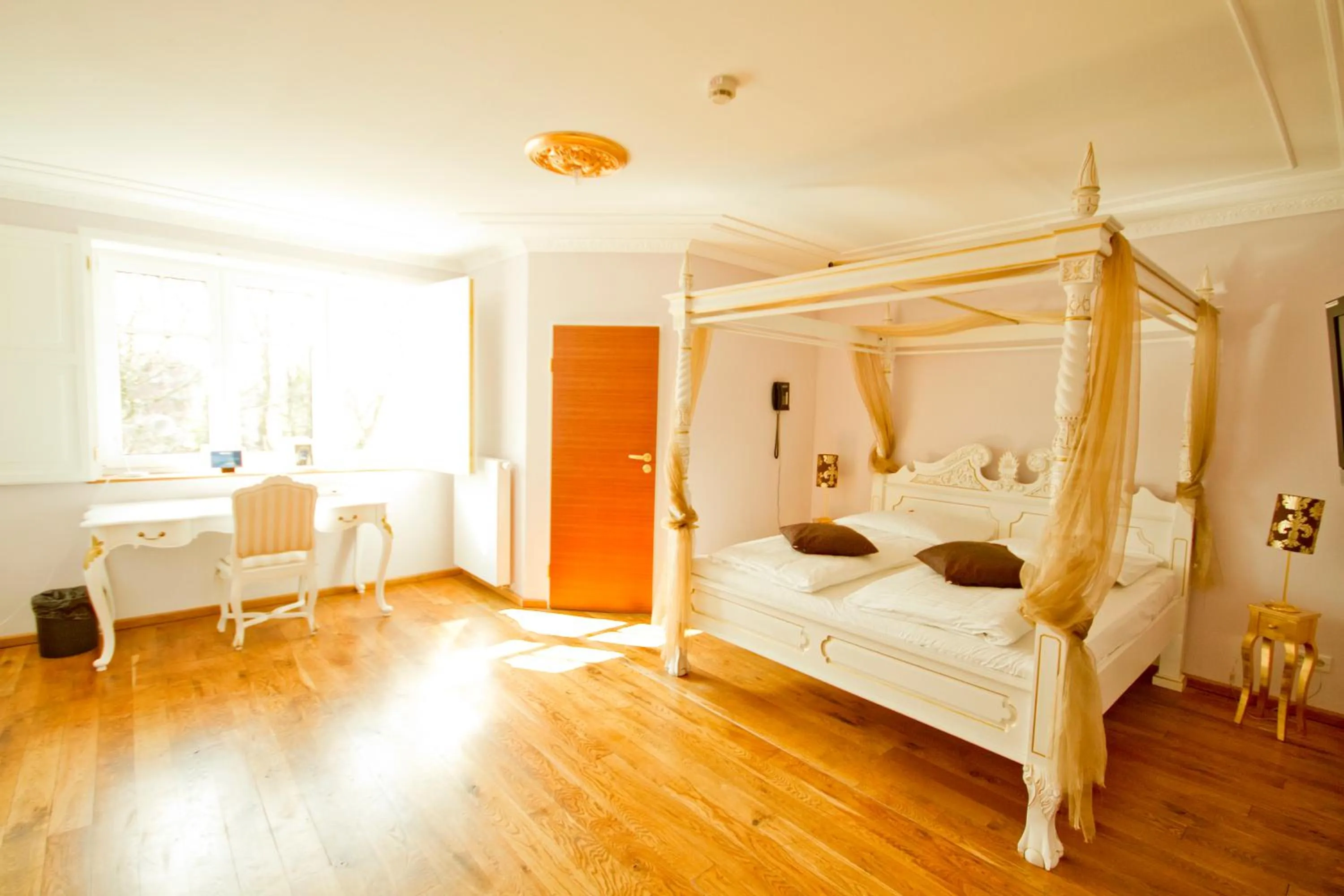 Photo of the whole room, Bed in Landhotel Beverland bei Münster
