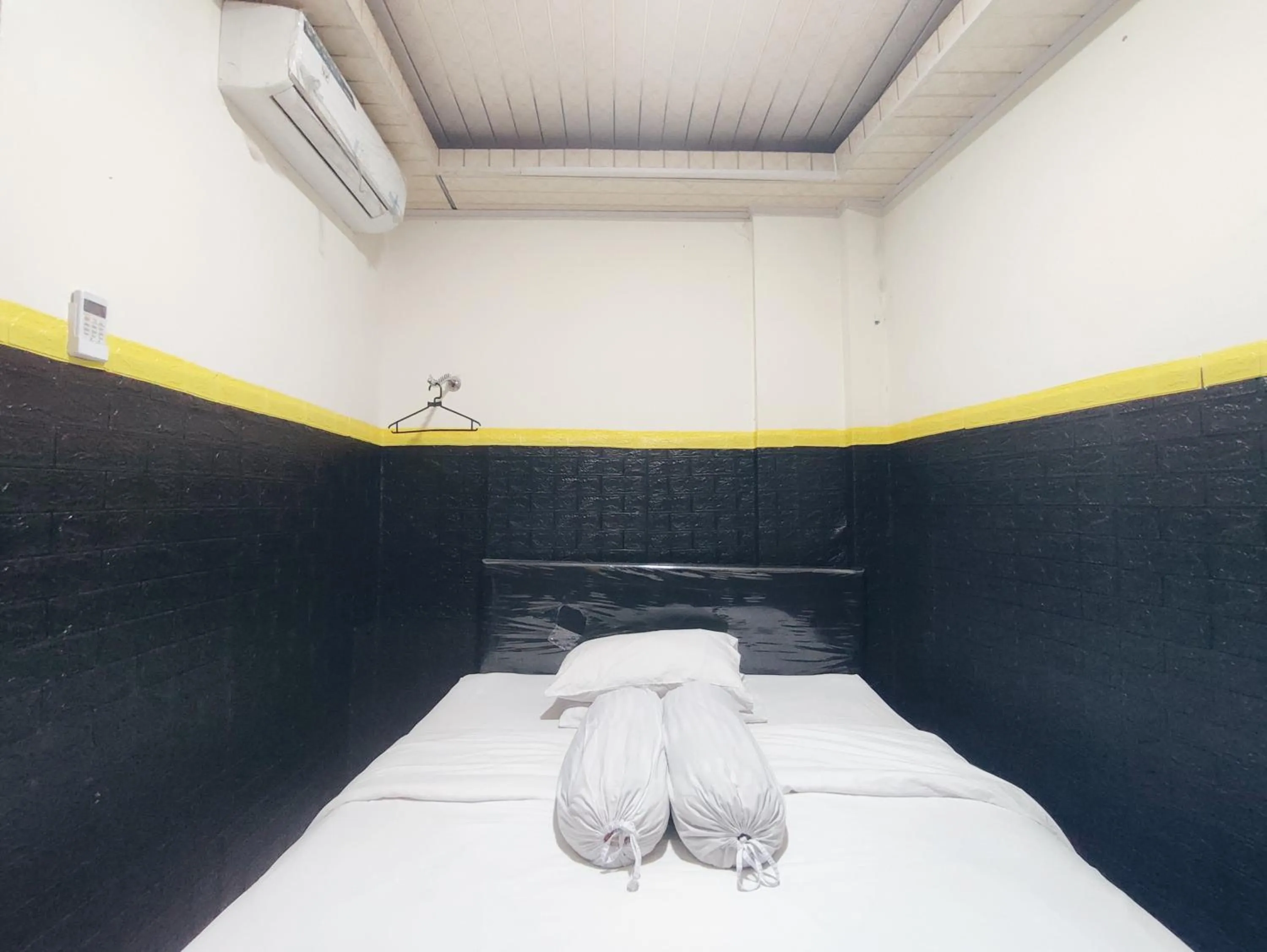 Photo of the whole room, Bed in Superstar Residence Tomohon Redpartner