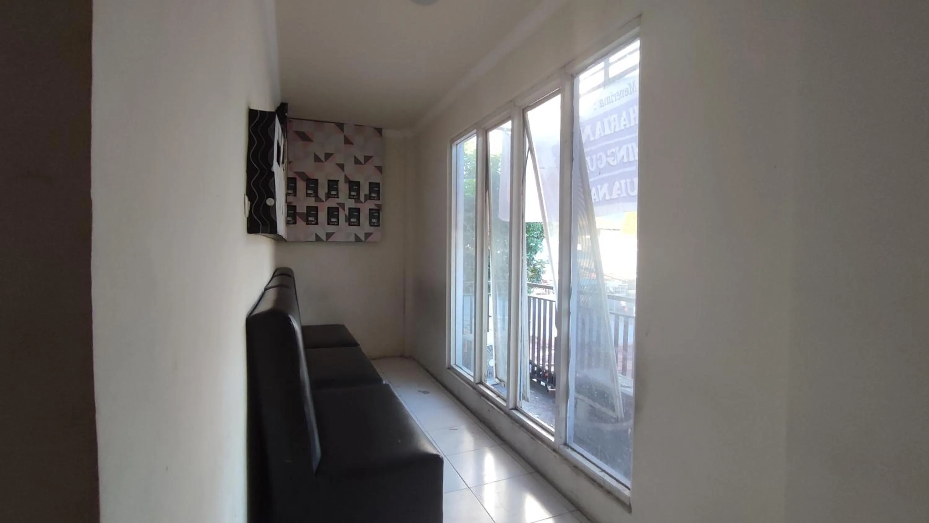 Seating area in Superstar Residence Tomohon Redpartner