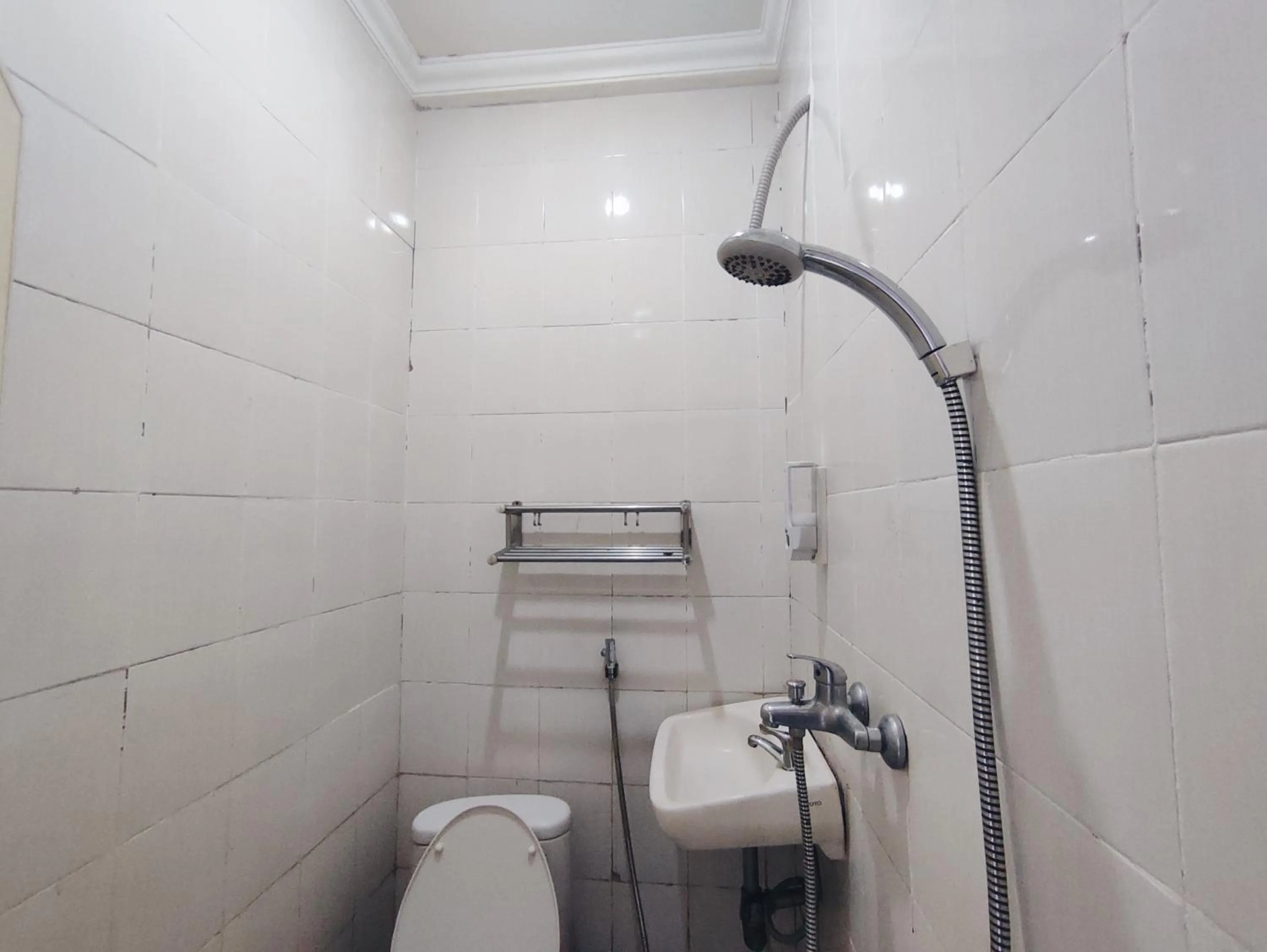 Shower in Superstar Residence Tomohon Redpartner