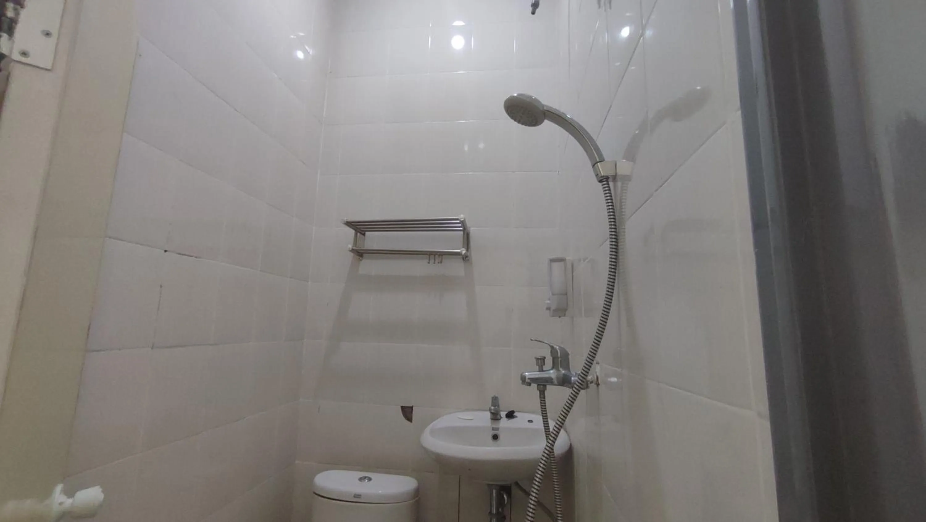Shower in Superstar Residence Tomohon Redpartner