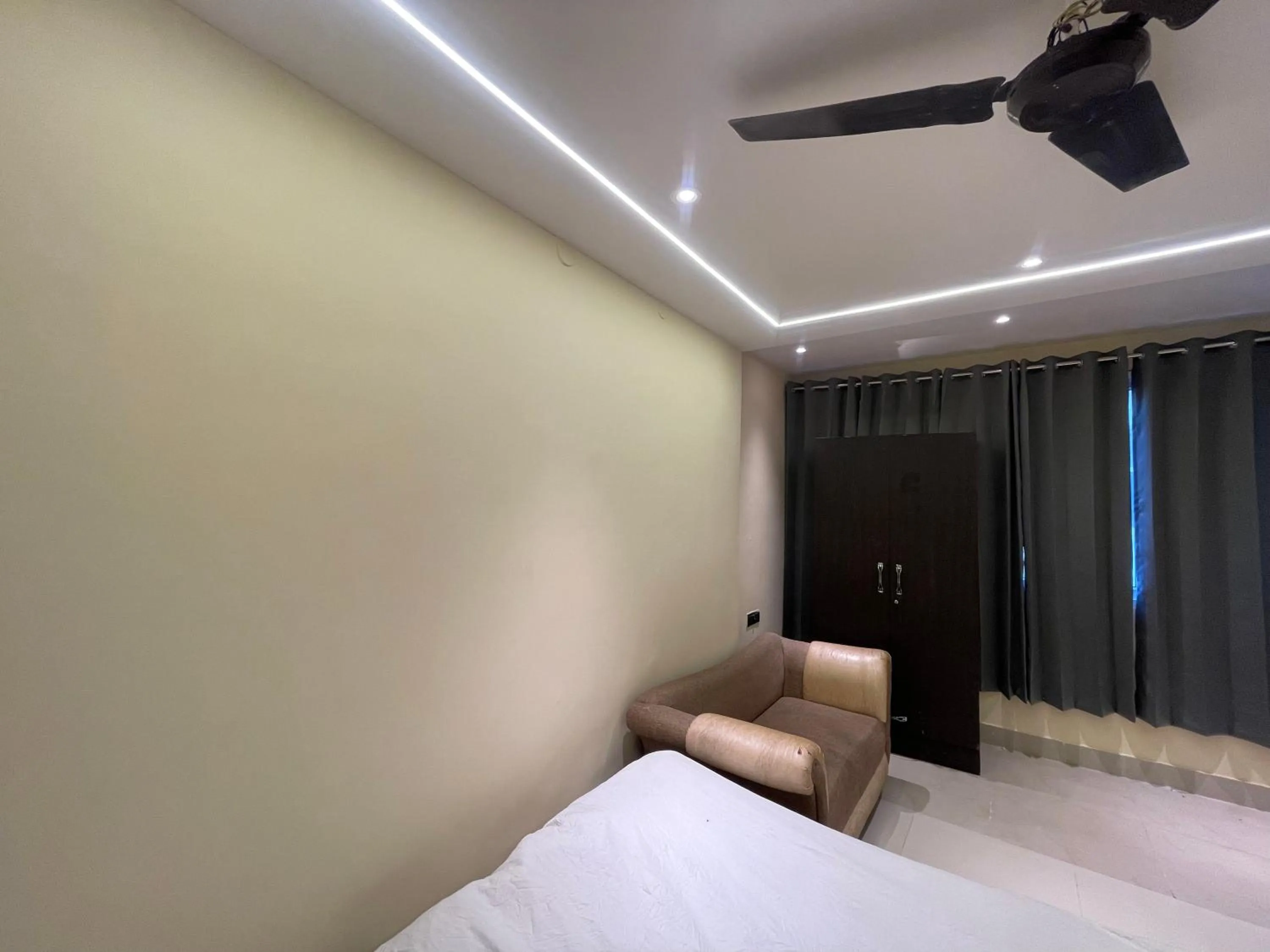 Bedroom, TV/Entertainment Center in Hotel Himgiri