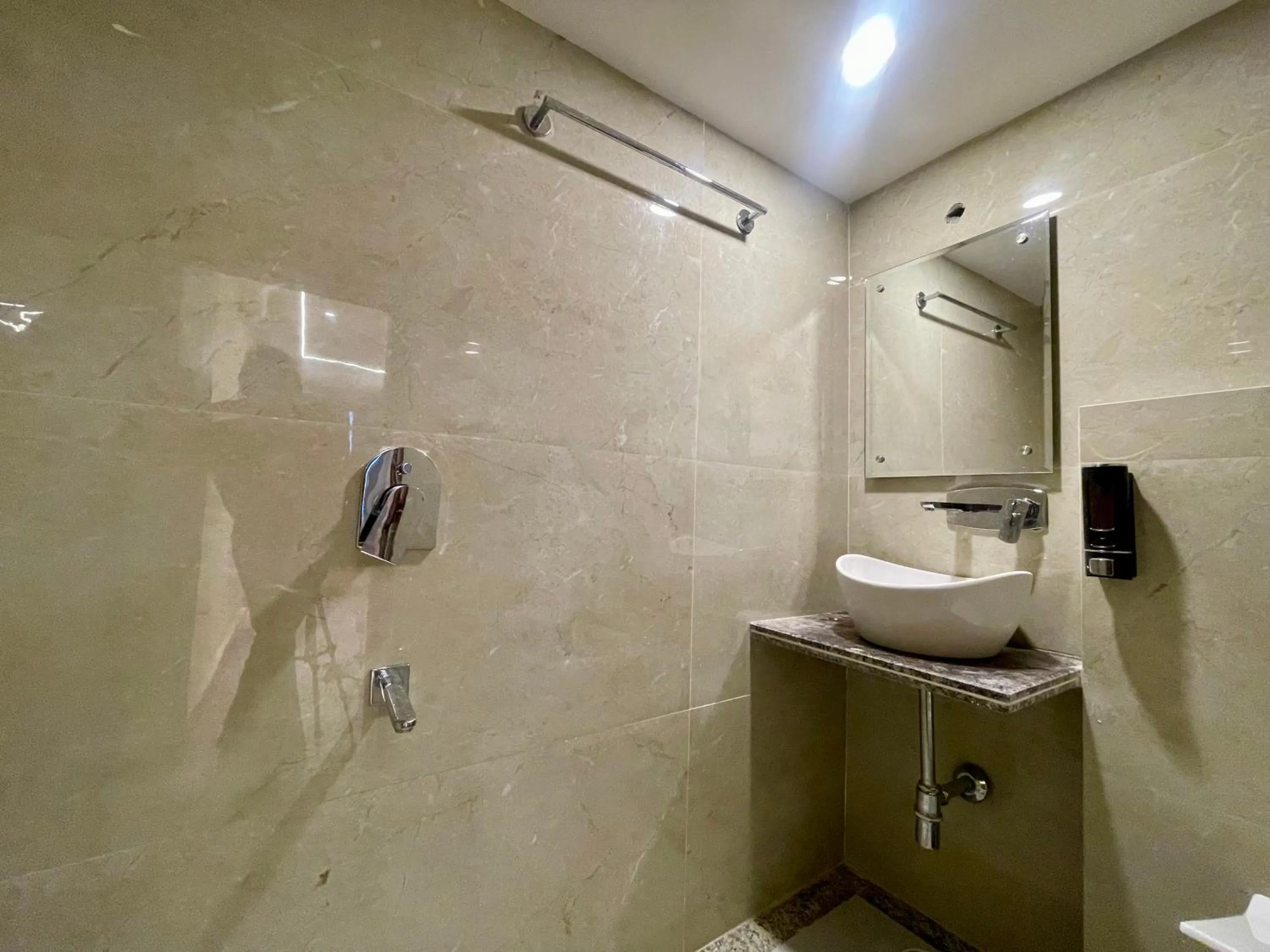 Bathroom in Hotel Himgiri