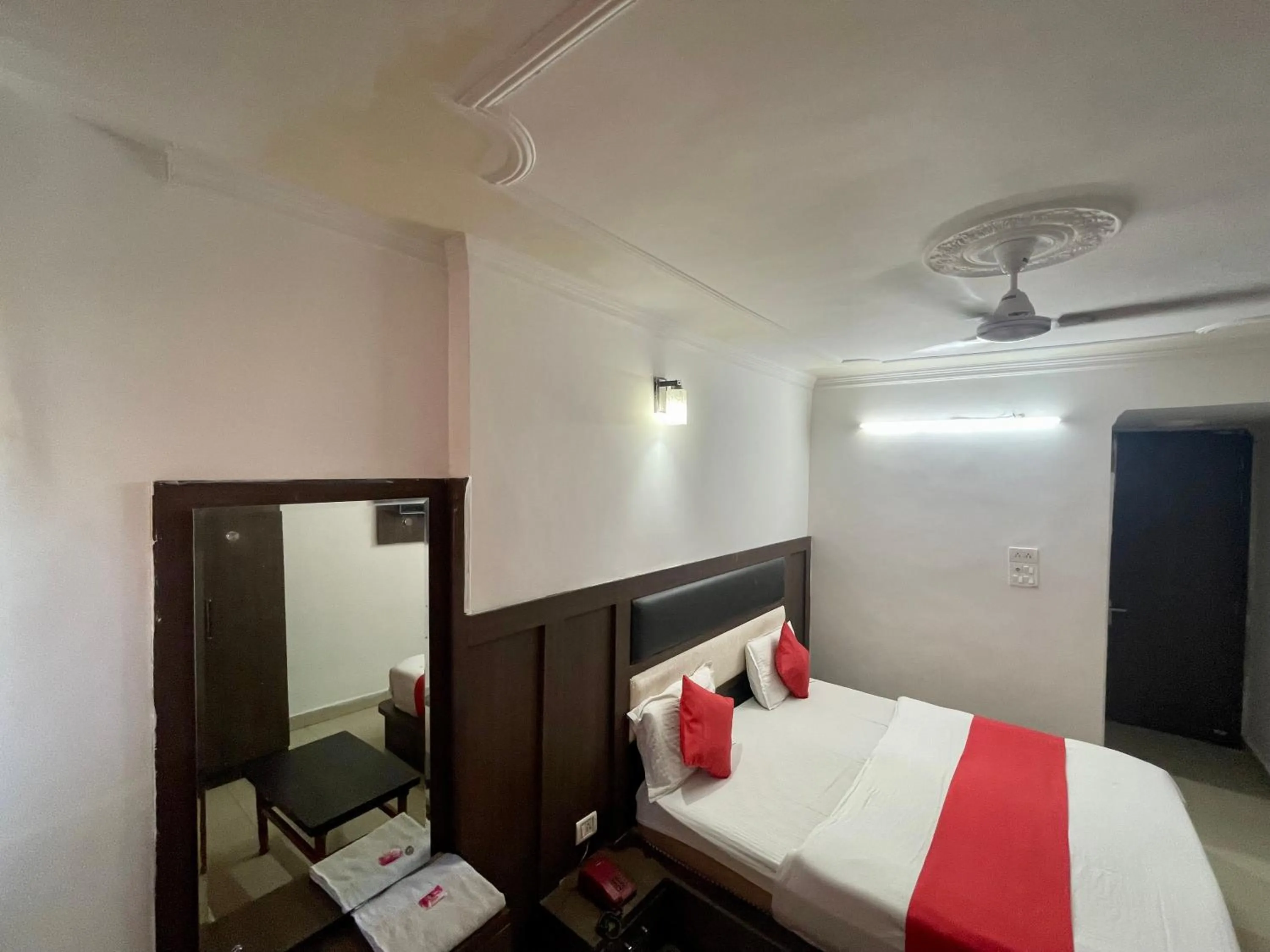 Bed in Hotel Himgiri