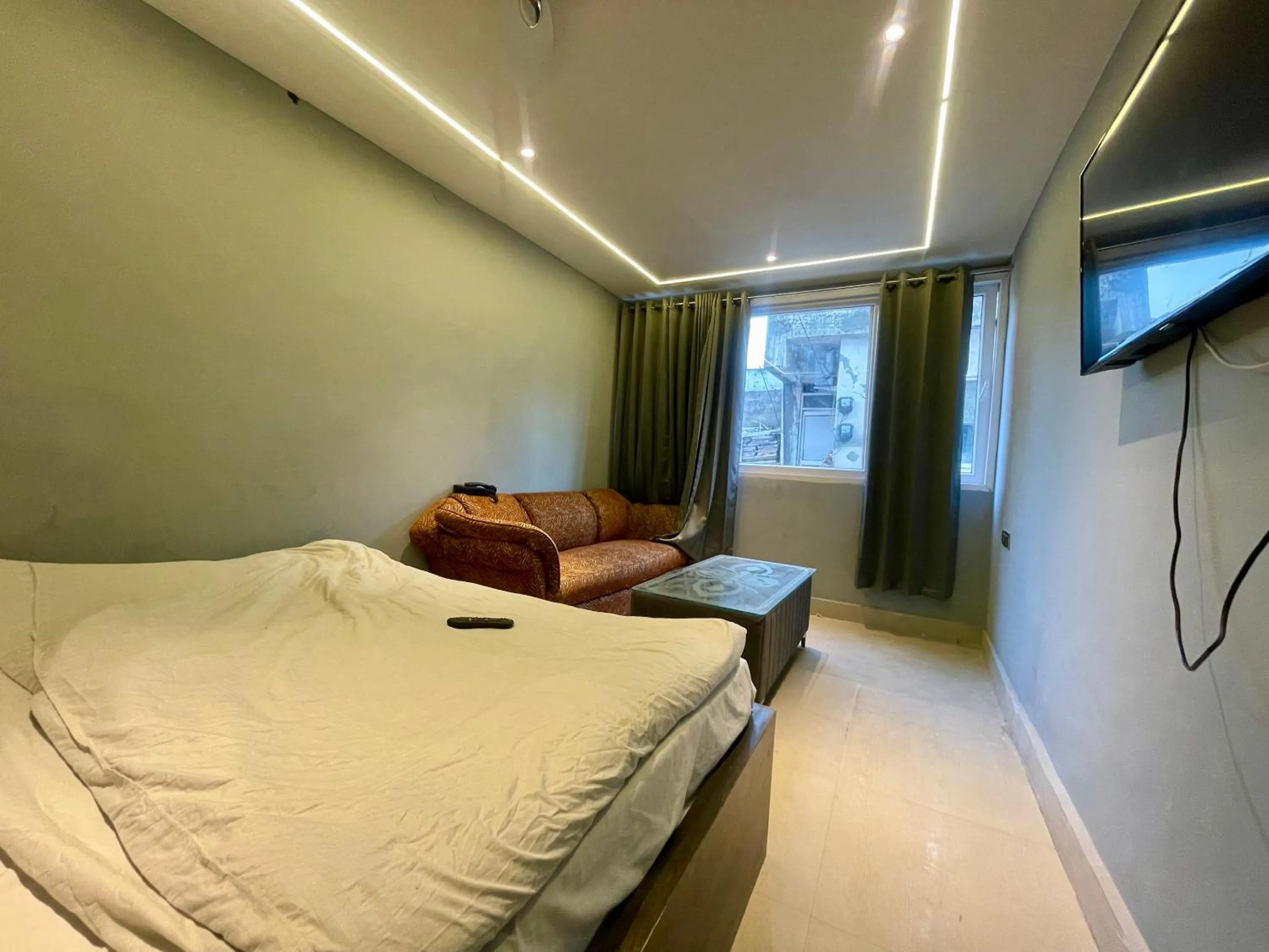 Bedroom in Hotel Himgiri