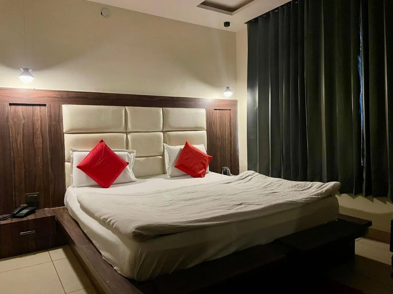 Bedroom in Hotel Himgiri