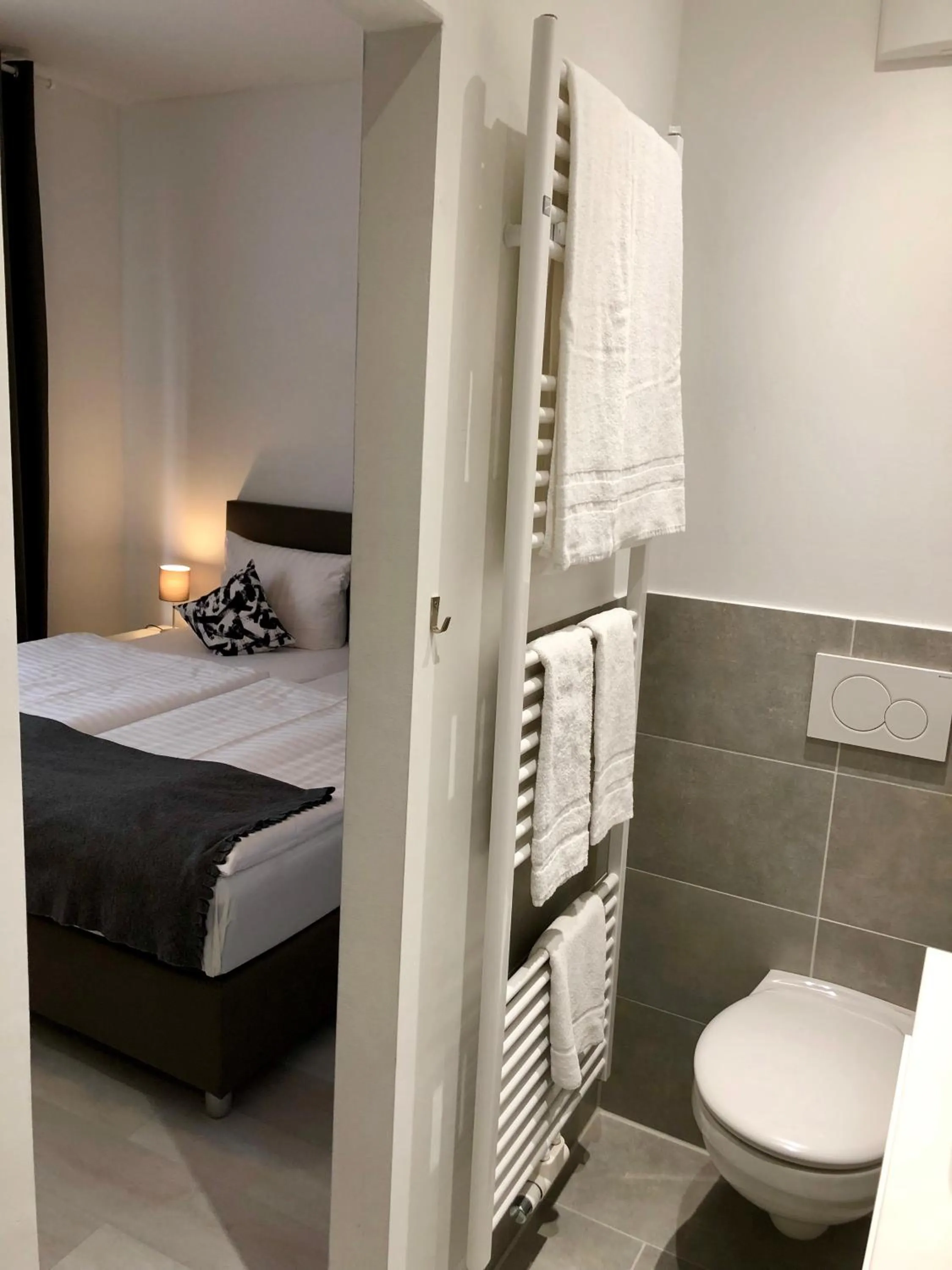 Photo of the whole room, Bed in Liberty Hotel Cologne