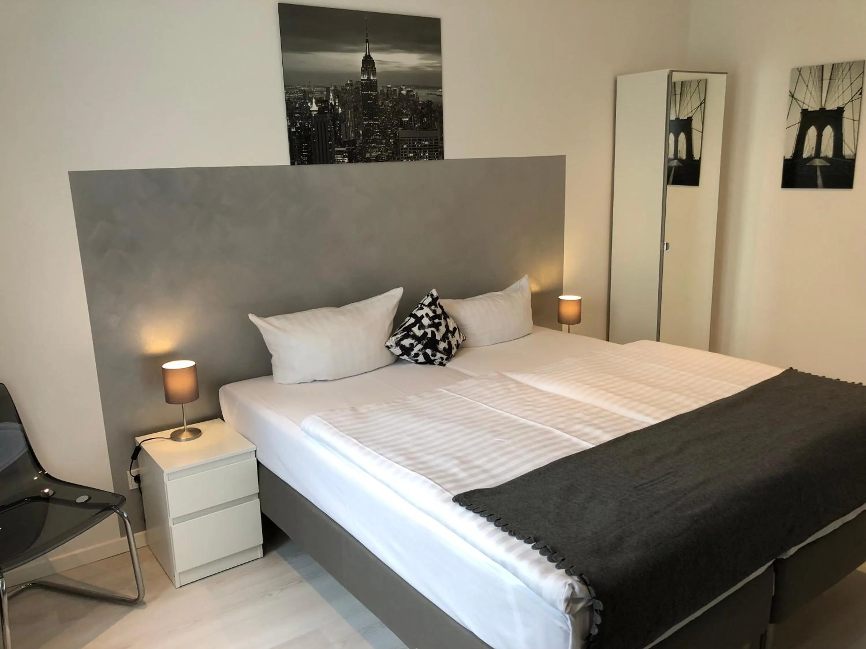 Photo of the whole room, Bed in Liberty Hotel Cologne