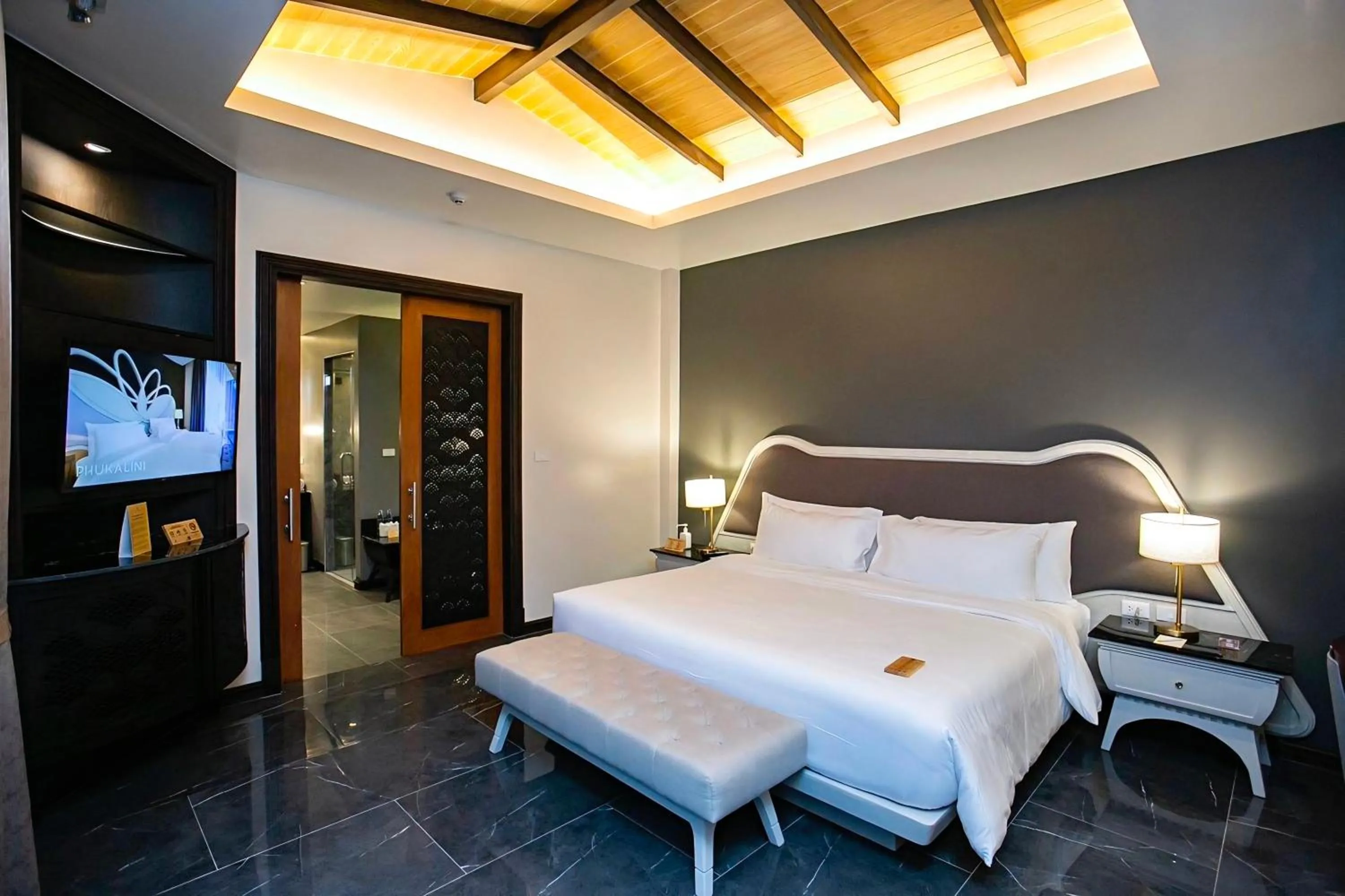 Bed in Phukalini Luxury Pool Villa & Onsen