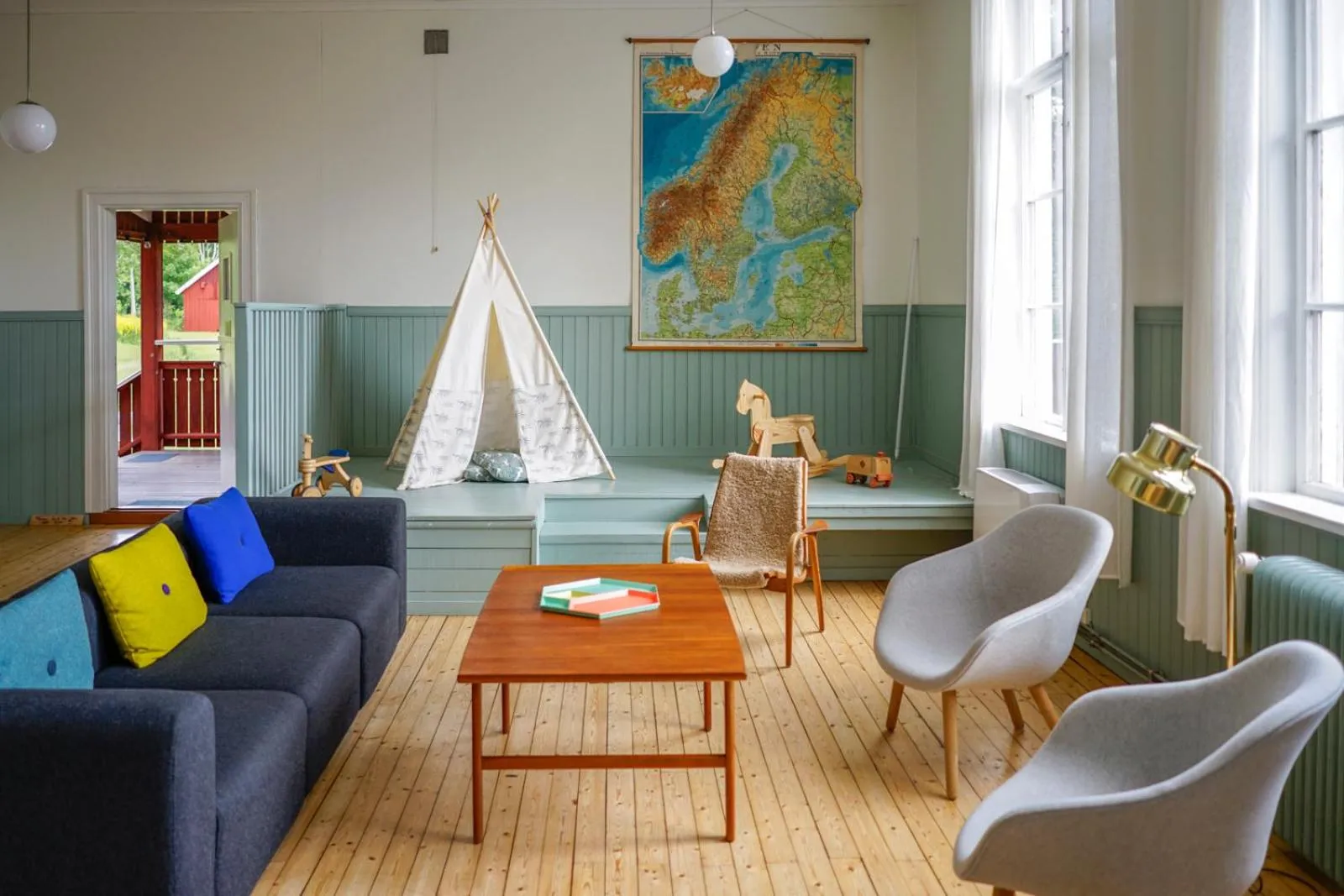 Communal lounge/ TV room in Nordic Refuge B&B