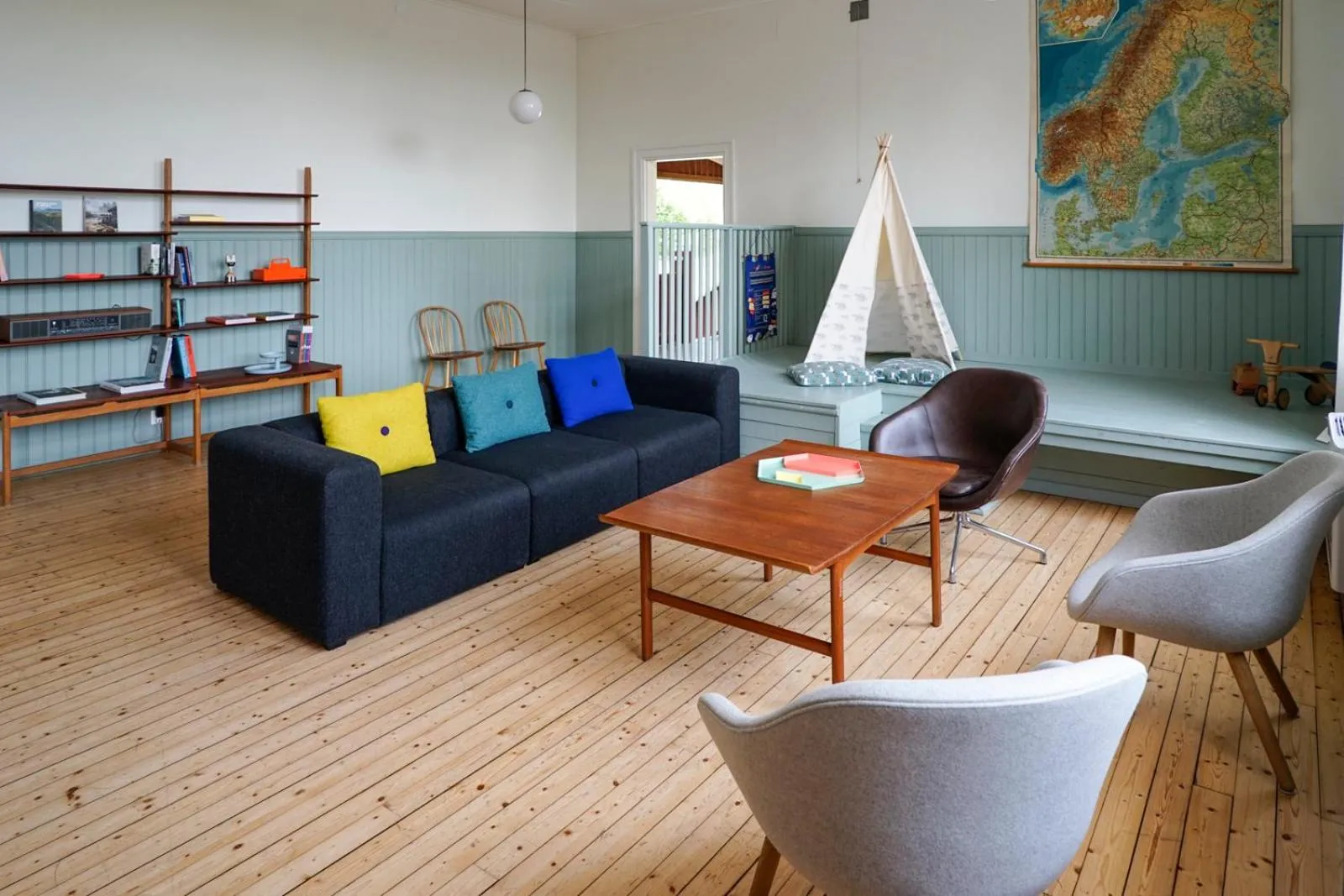 Communal lounge/ TV room in Nordic Refuge B&B