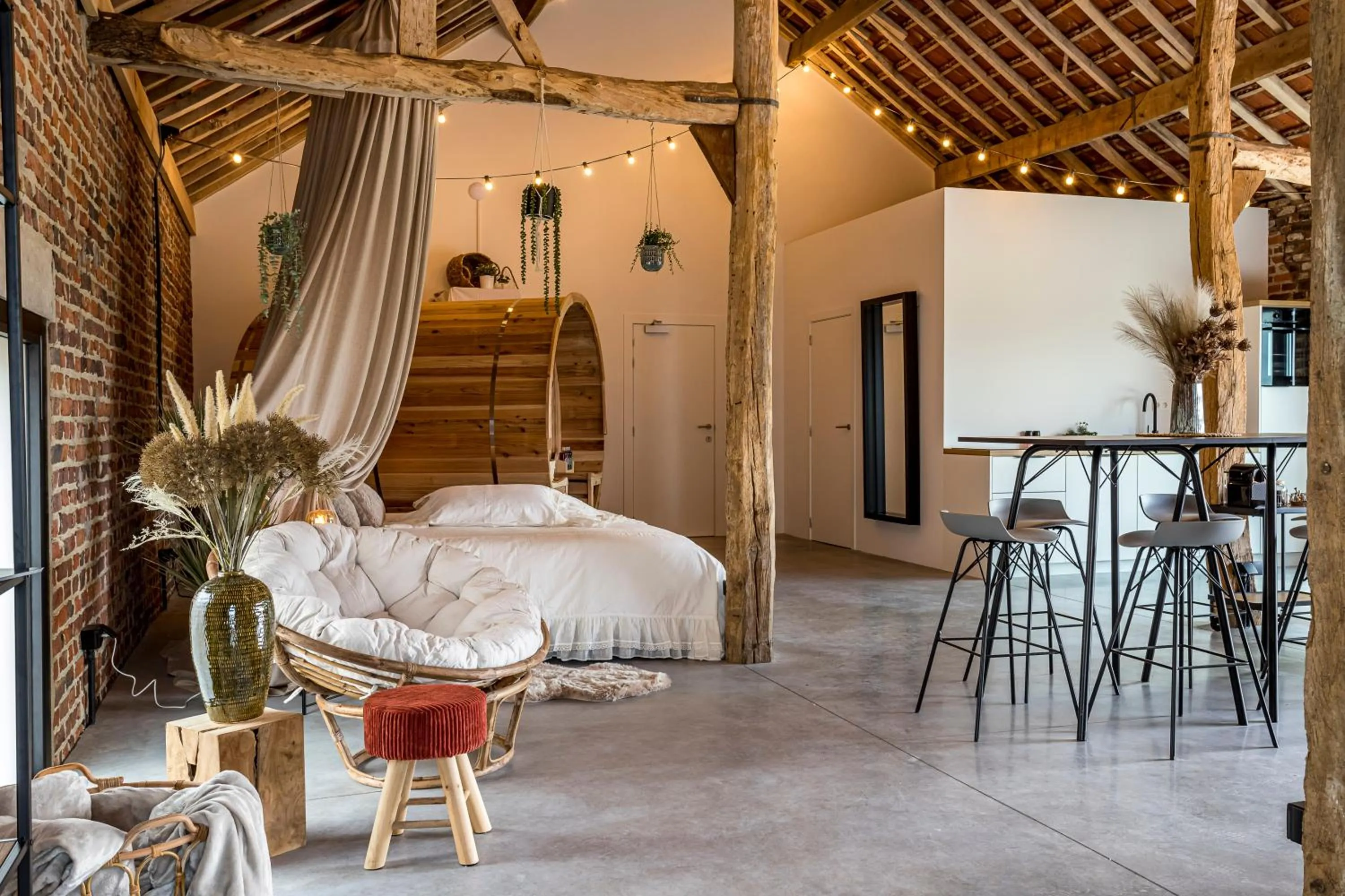 Photo of the whole room, Bed in De Hoeveschuur