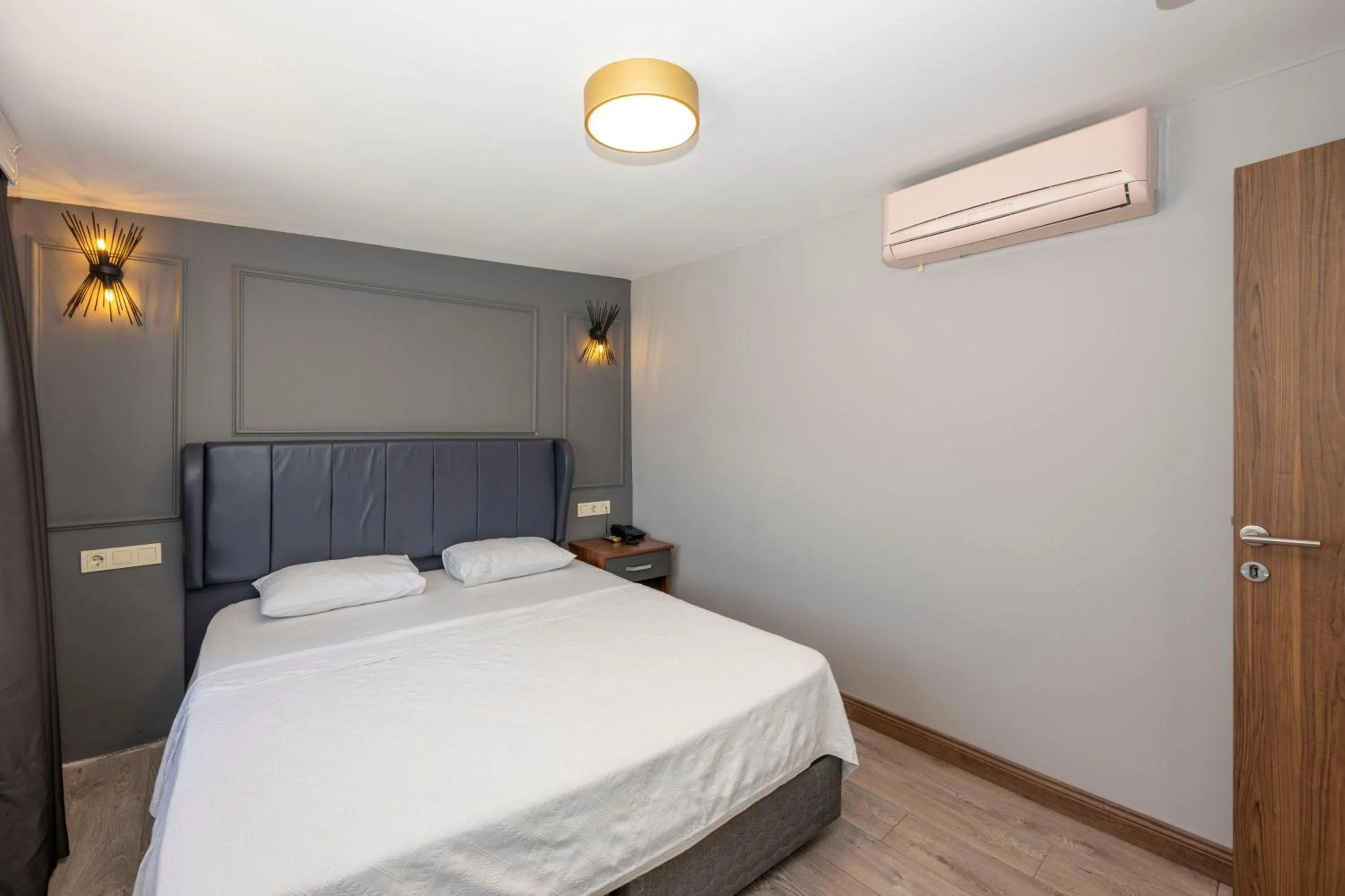 Bedroom, Bed in Comfort Suites Hotel