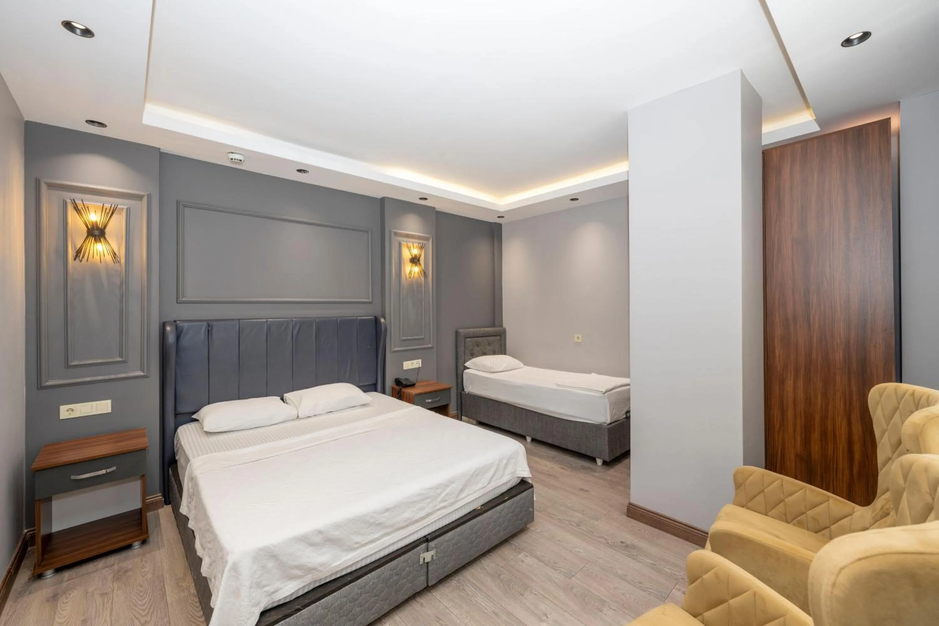 Bed in Comfort Suites Hotel