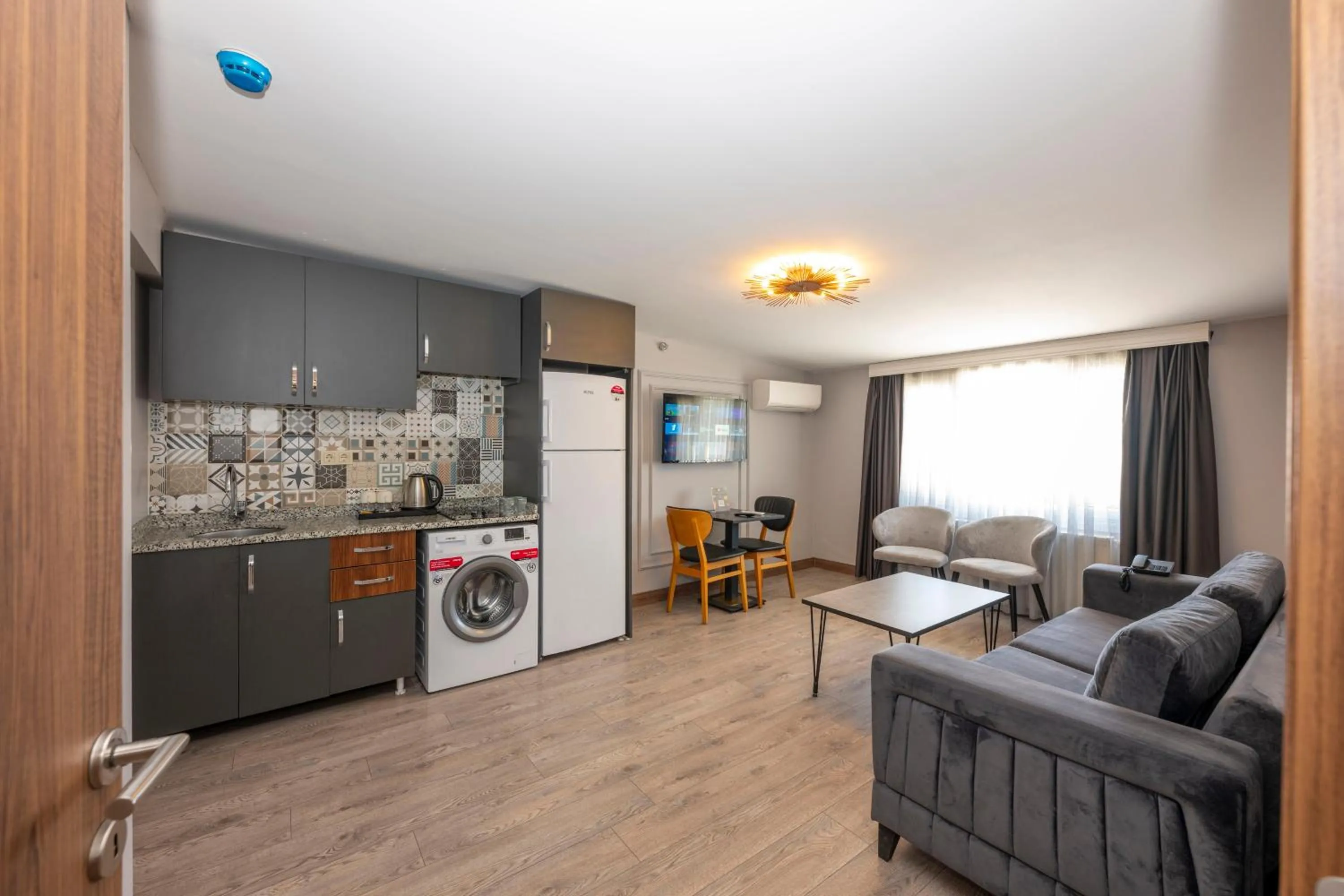 Communal lounge/ TV room in Comfort Suites Hotel