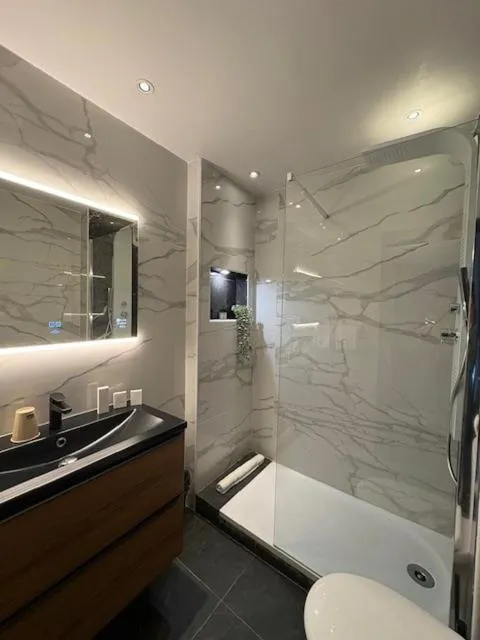 Shower in Hôtel Gallia Cannes