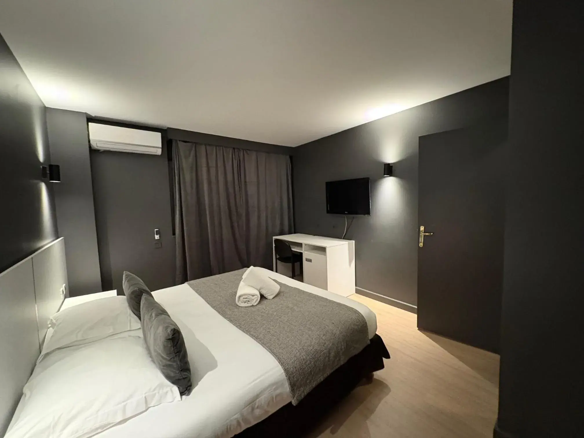 Superior room Without Balcony - Ground floor (stairs) in Hôtel Gallia Cannes Superior room Without Balcony - Ground floor (stairs) in Hôtel Gallia Cannes