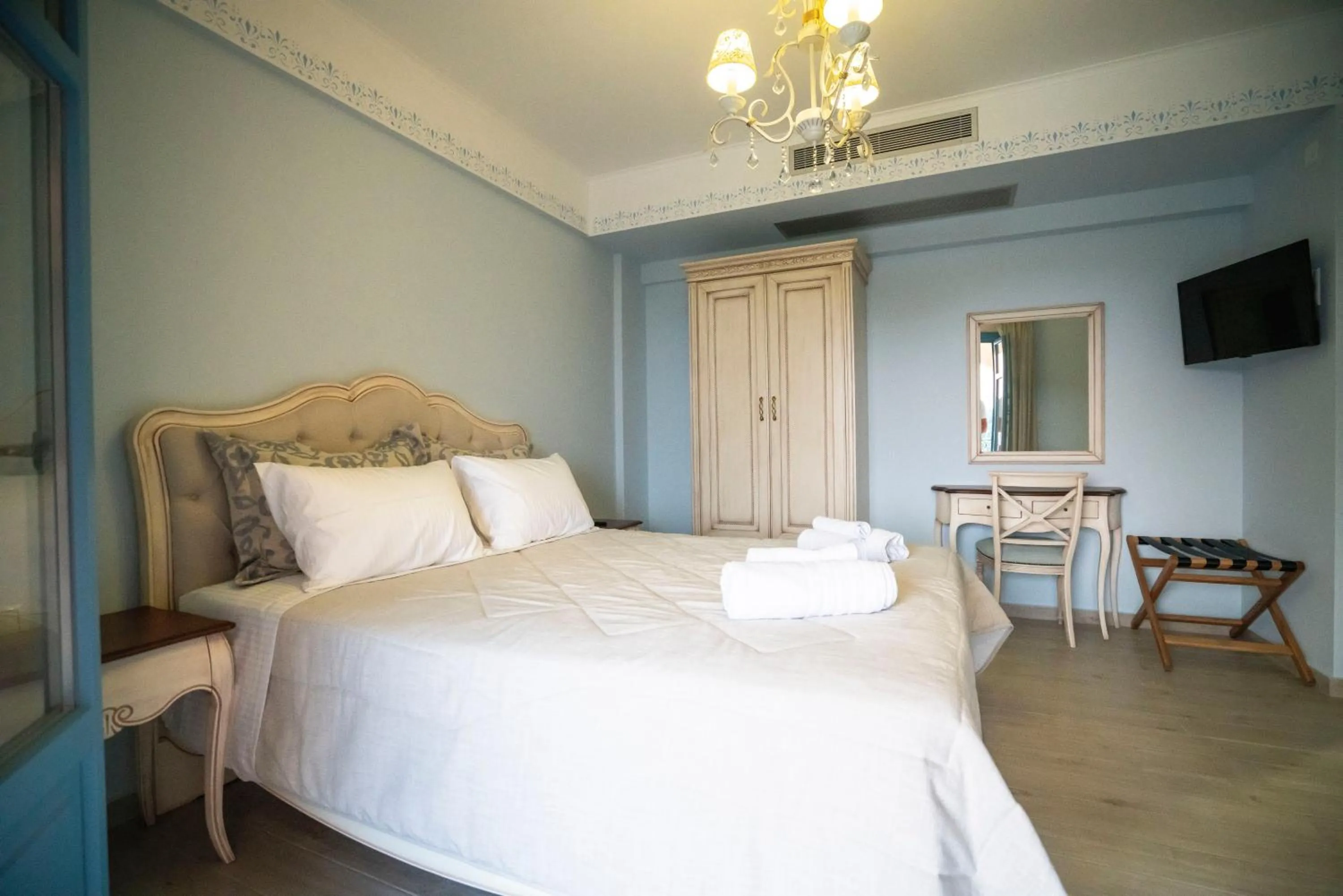 Photo of the whole room, Bed in Elysium Living Parga