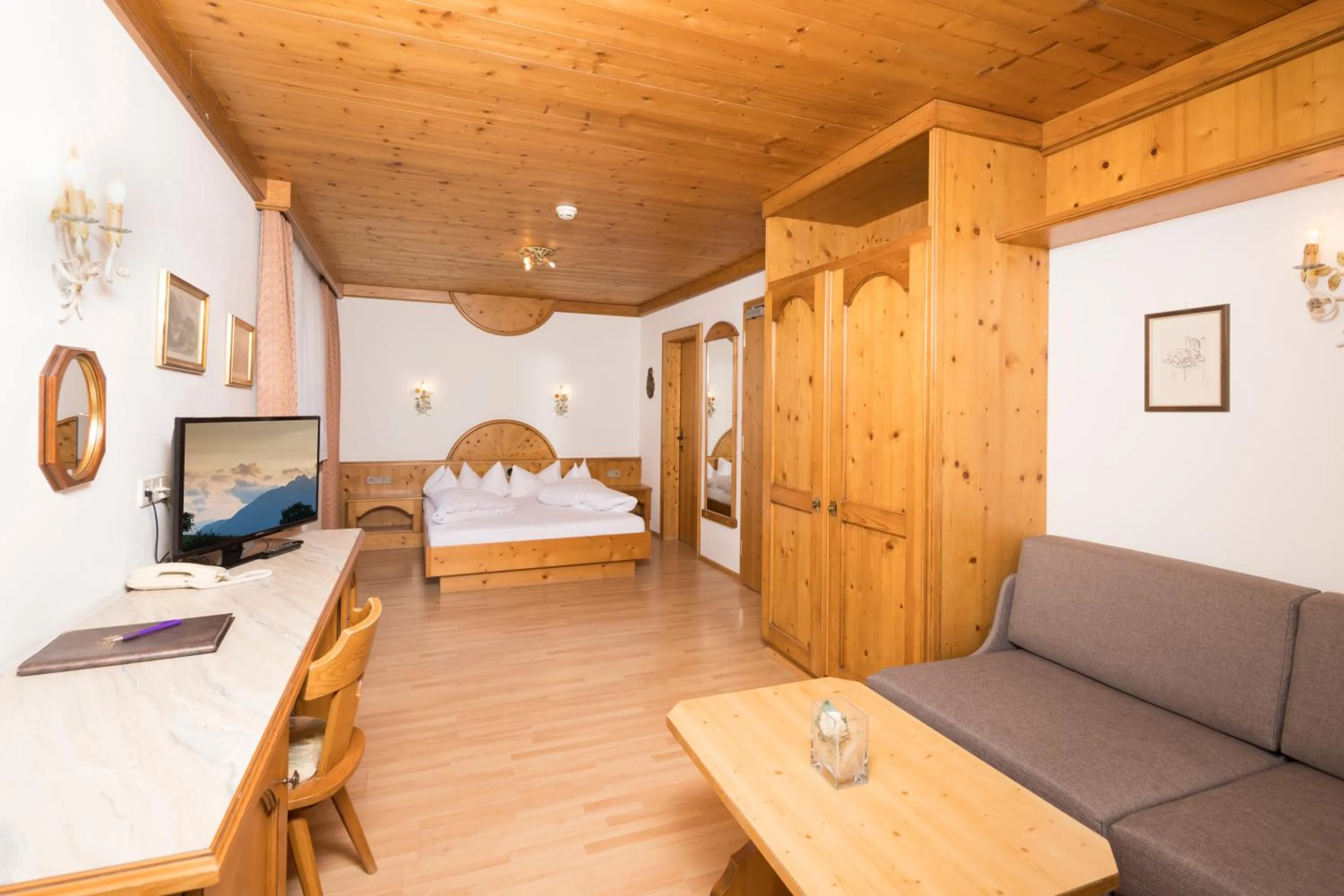 Bedroom, Bed in Hotel Brennerspitz